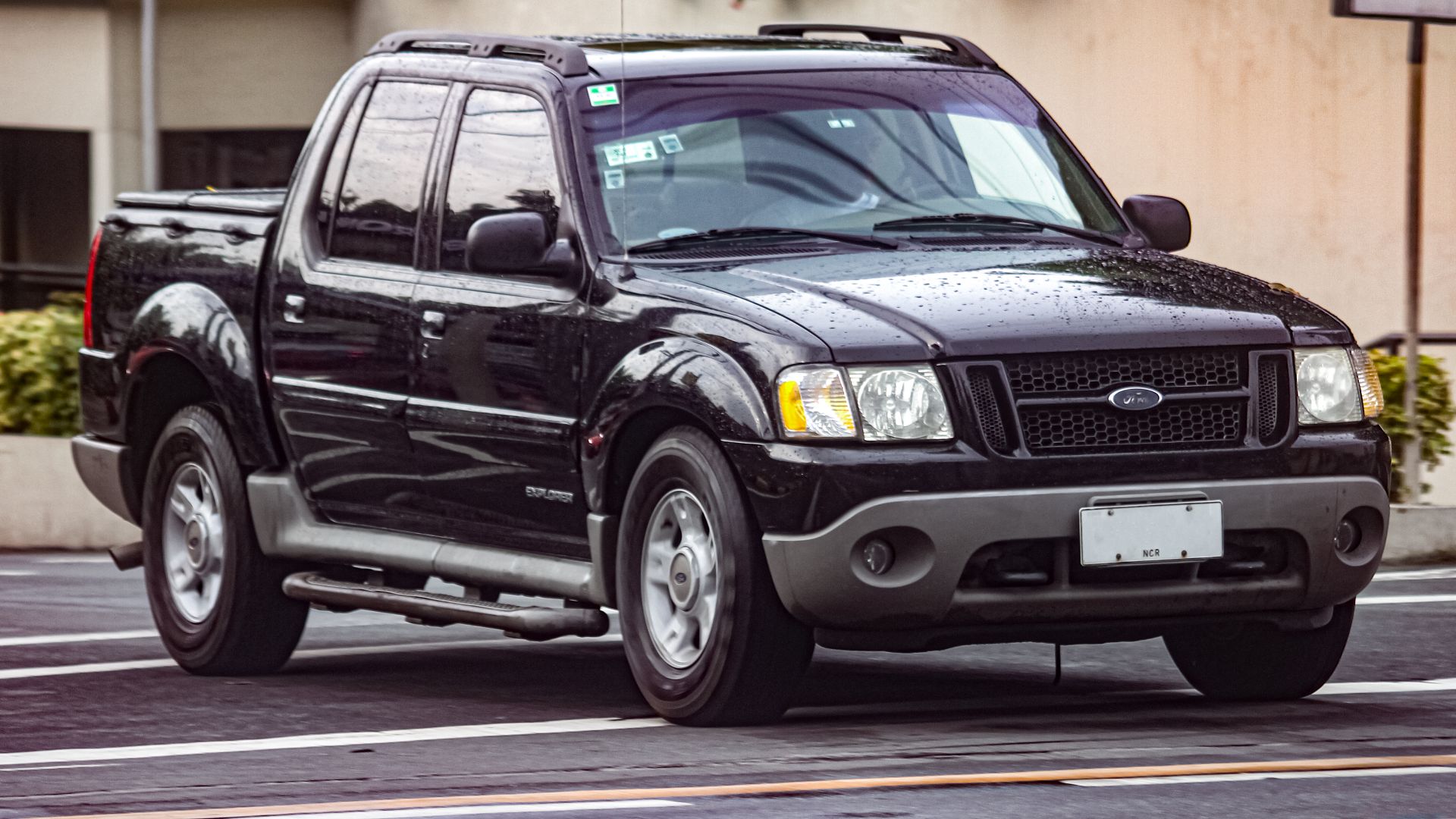File:Ford Explorer Sport Trac 4x4 Black 01.jpg