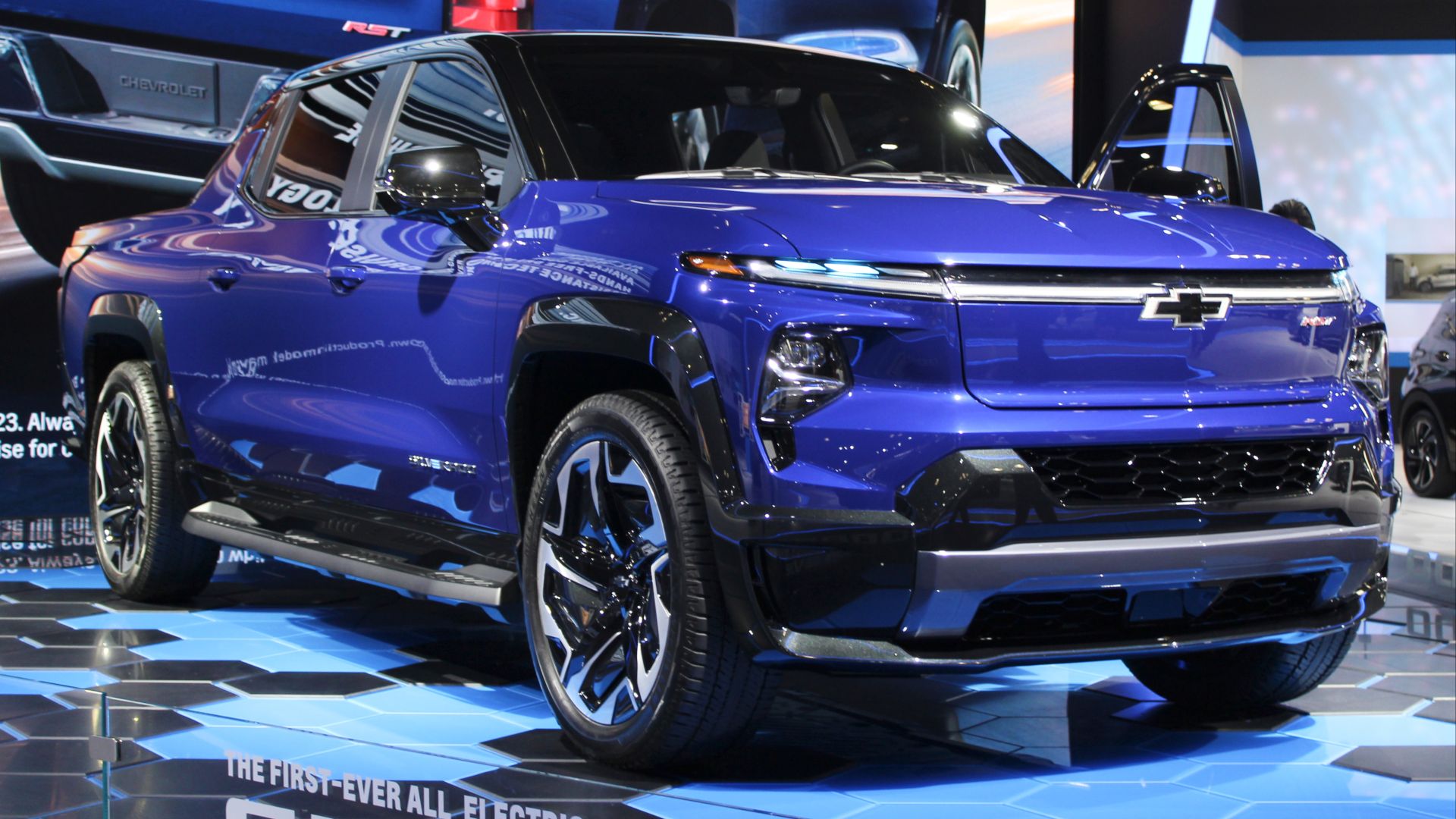 File:2024 Chevrolet Silverado EV RST, NYIAS 2022.jpg