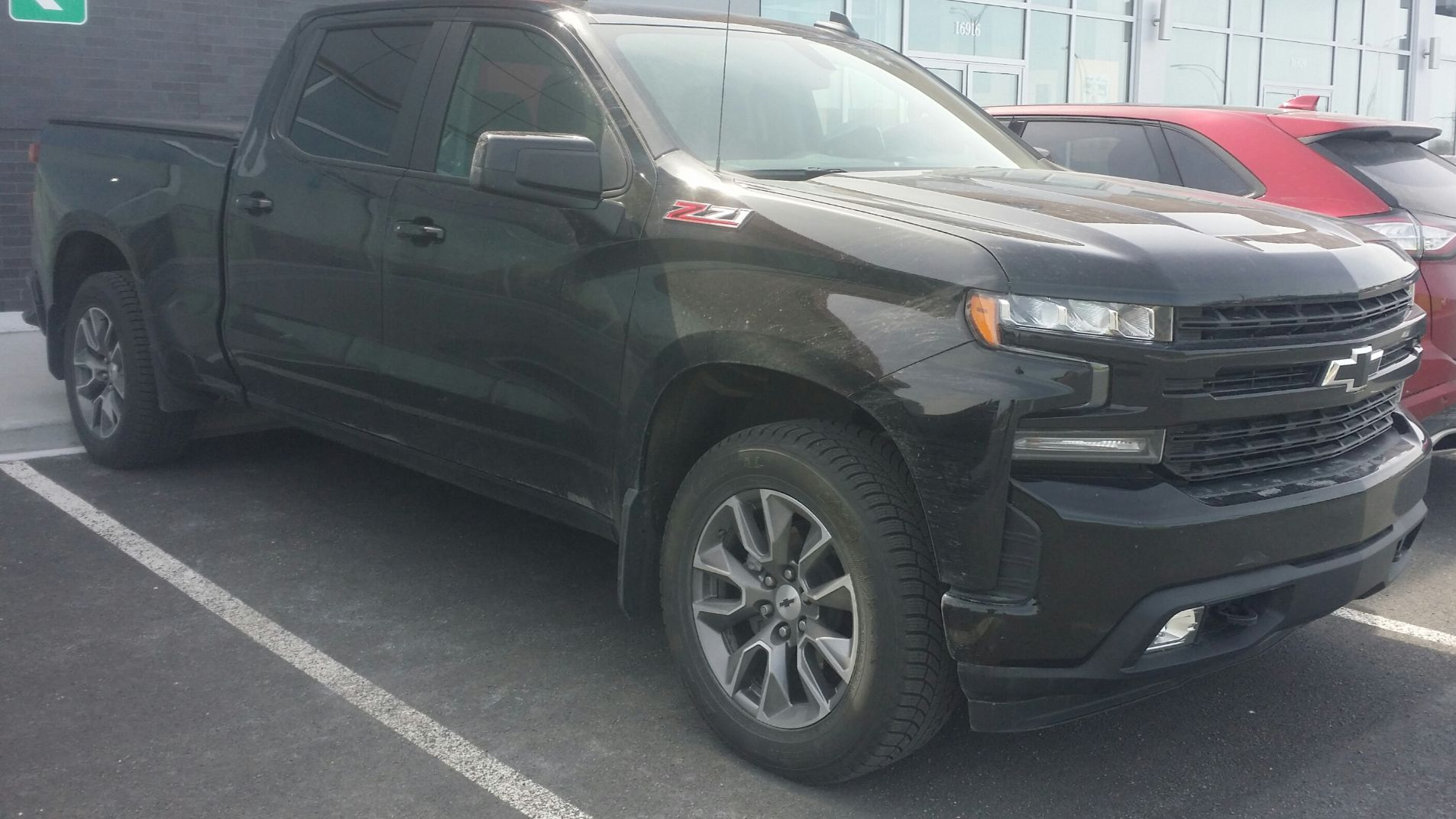 File:2019 Chevrolet Silverado 1500 à 4 portes.jpg