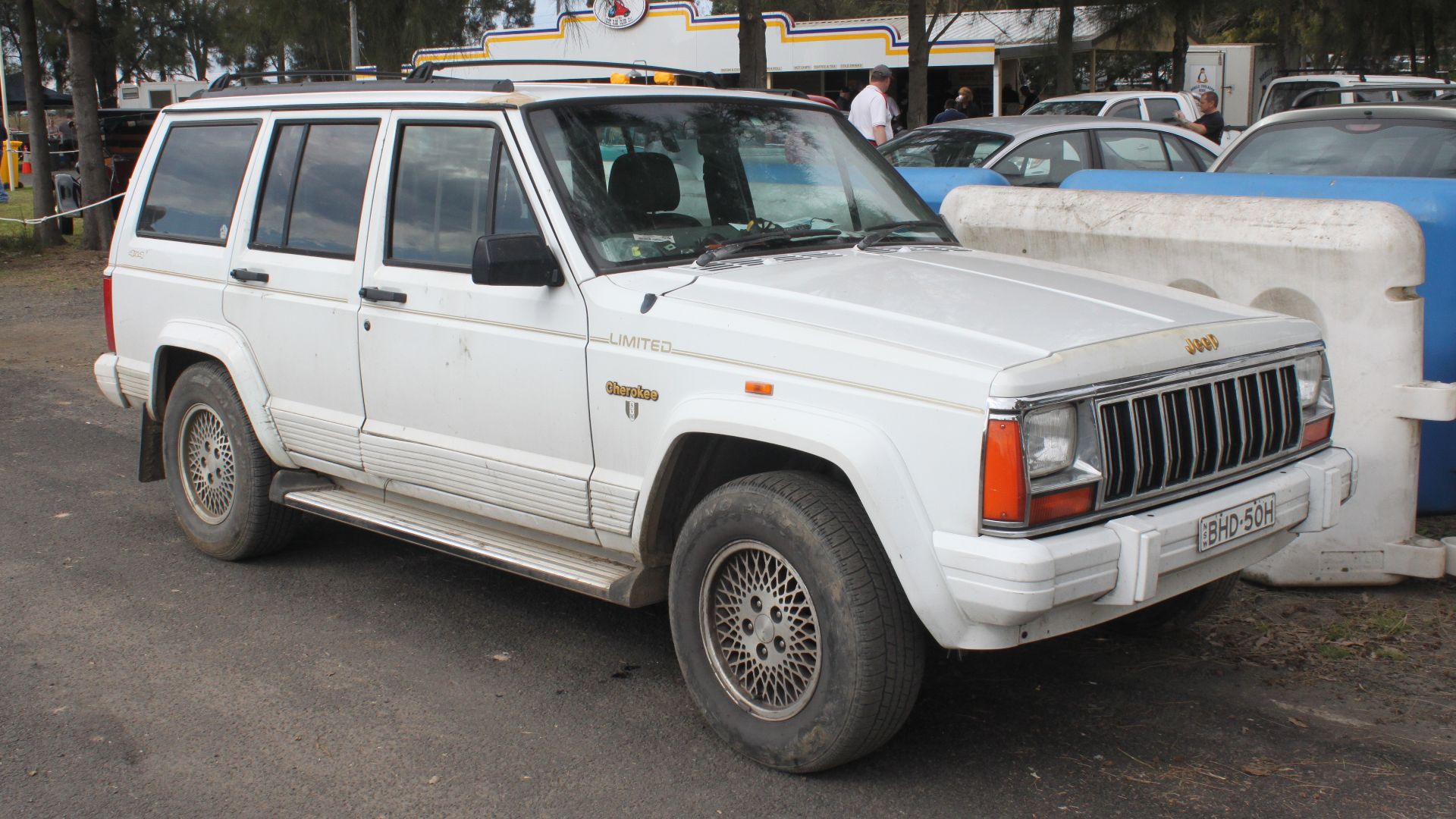 File:1995 Jeep Cherokee (XJ) Limited 5-door wagon (20706848988).jpg