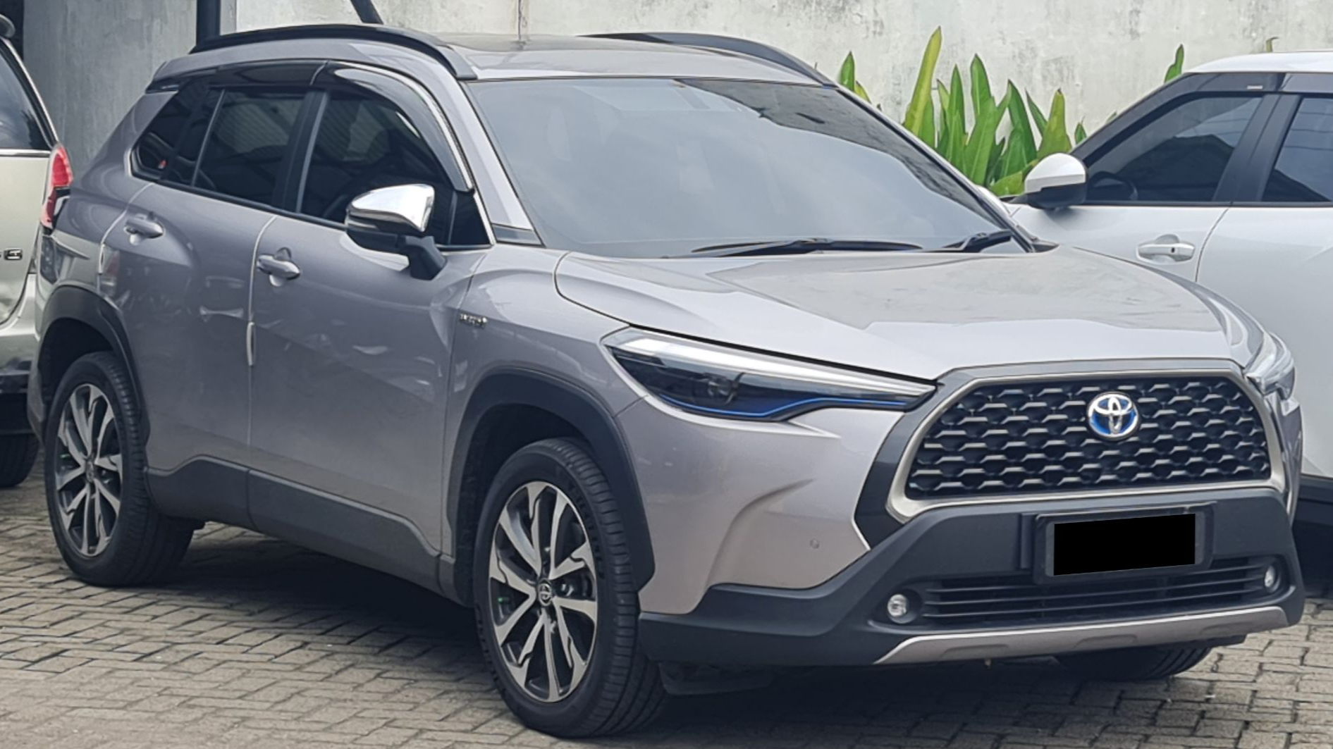 File:2020 Toyota Corolla Cross Hybrid, Kediri.jpg