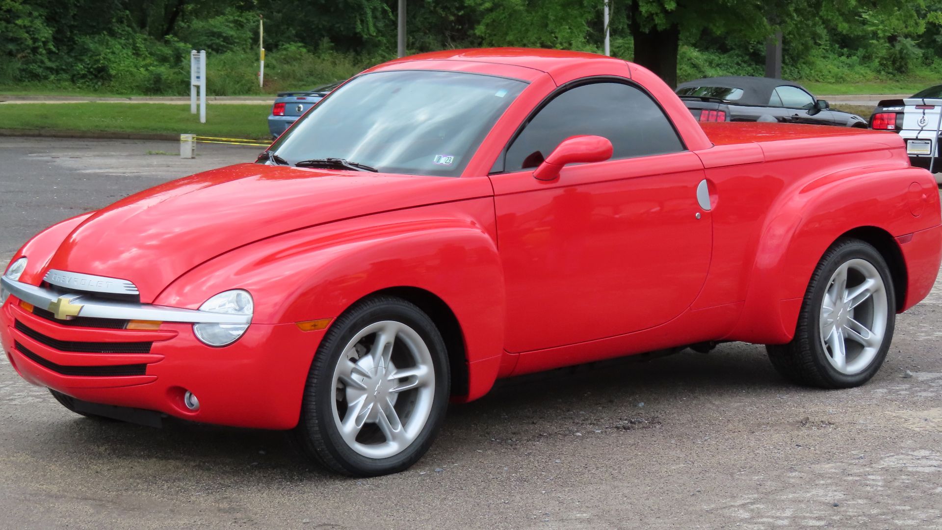 File:2004 Chevrolet SSR, front left, 07-02-2023.jpg