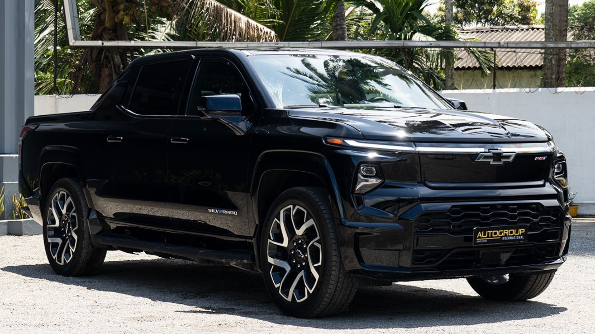 File:2024 Chevy Silverado EV RST.jpg