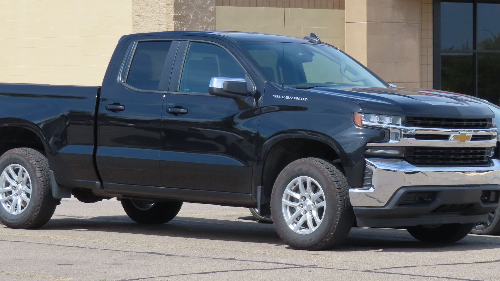 File:2021 Chevrolet Silverado 1500 LT 4x4 Double Cab, front right, 09-02-2022.jpg