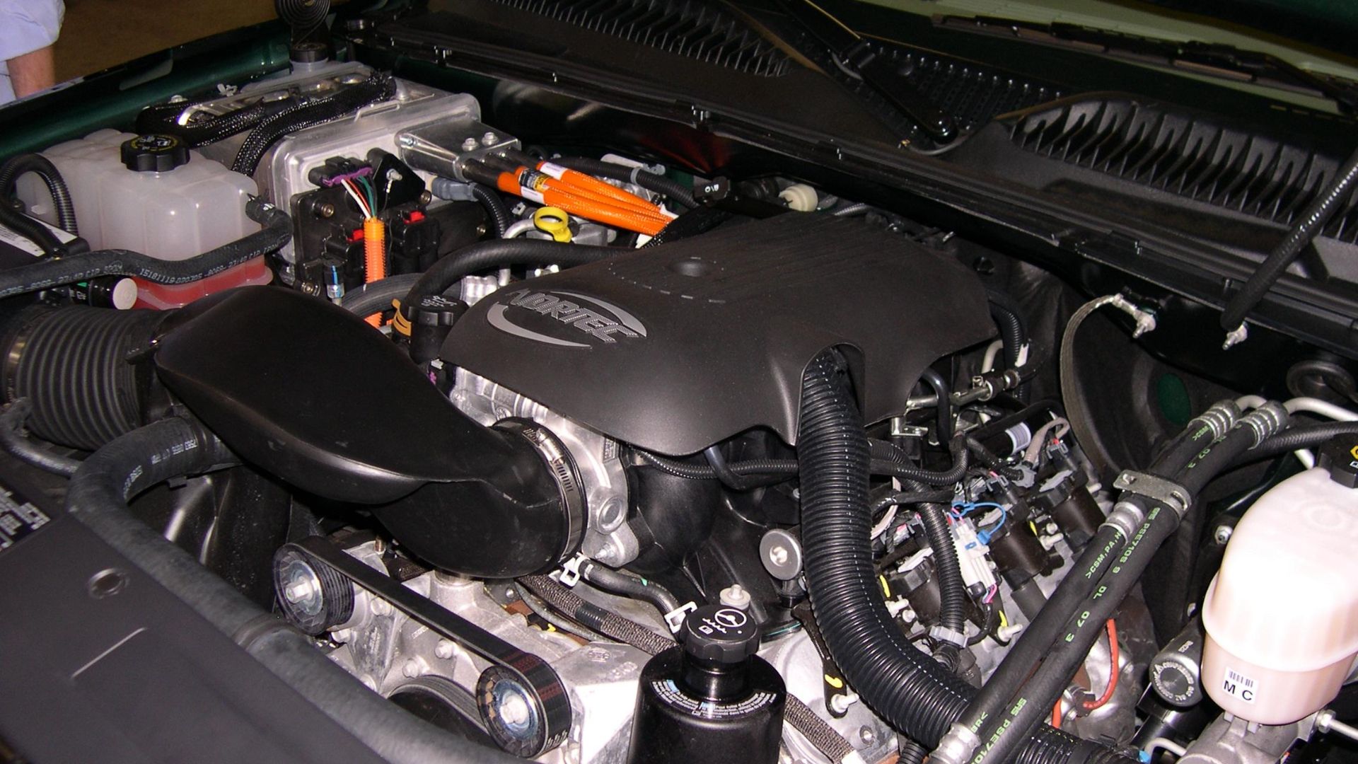 File:2006 GMC Sierra Hybrid engine.jpg