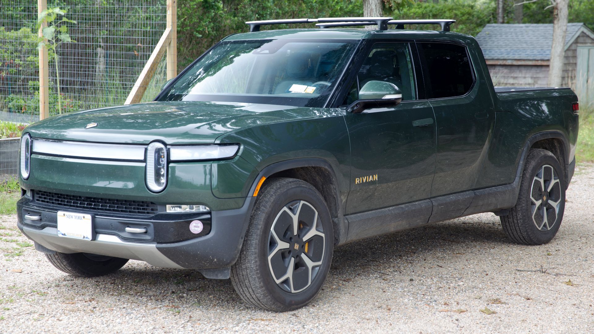 File:2022 Rivian R1T Adventure in Forest Green, front left.jpg