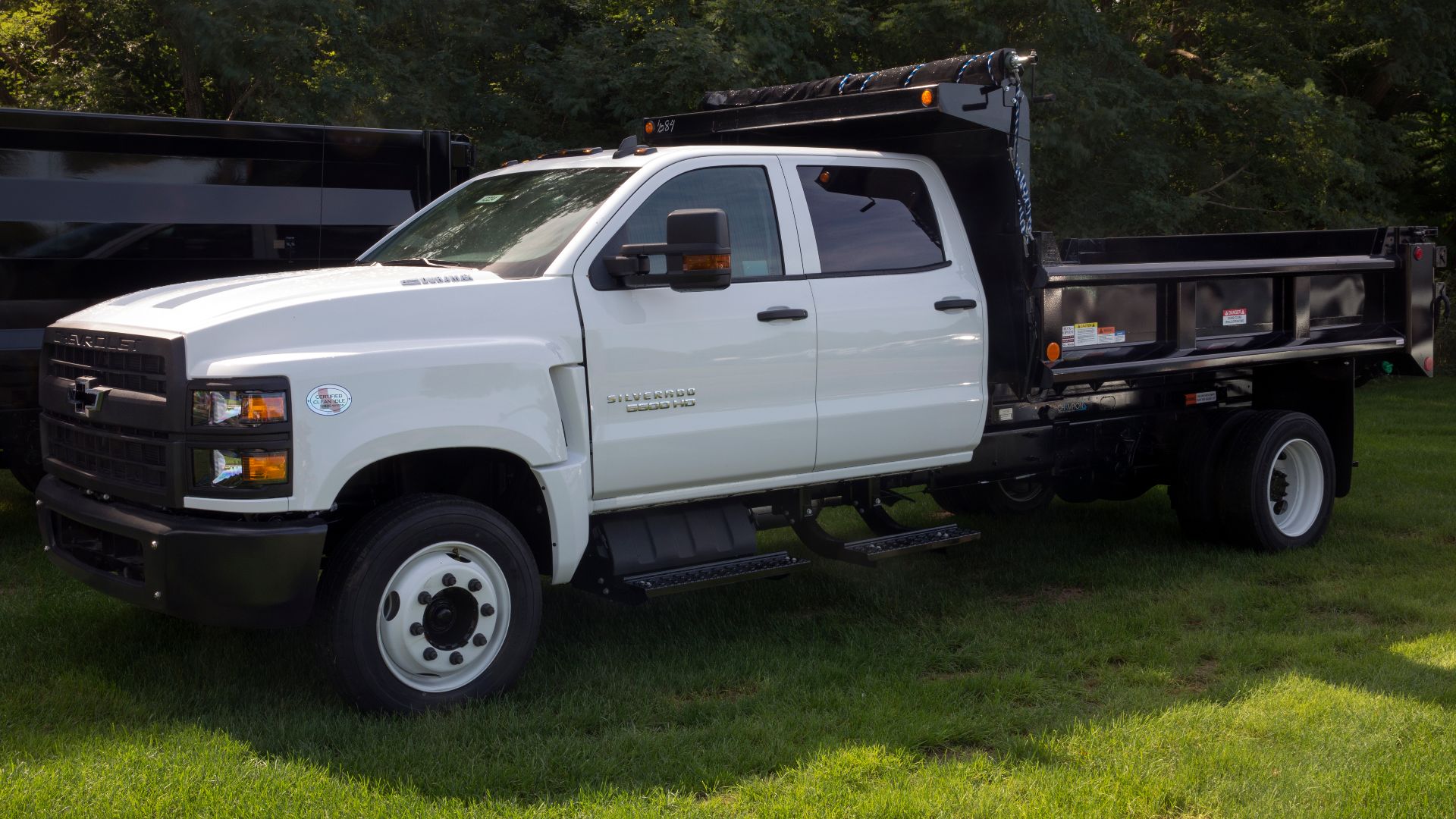 File:2019 Chevrolet Silverado 2WD Crew Cab dump truck, front left.jpg