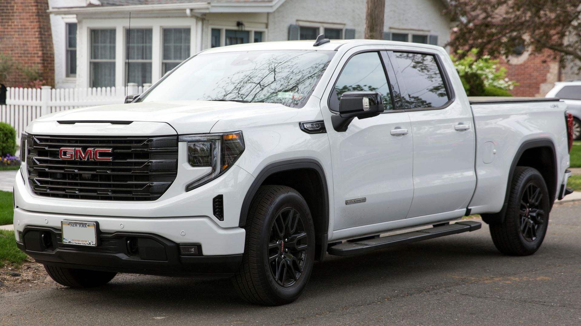 File:2024 GMC Sierra Elevation Crew Cab in Summit White, front left.jpg