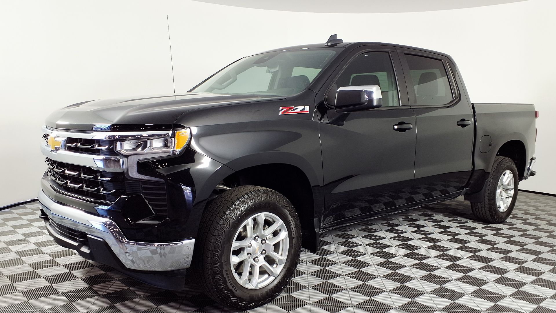 File:23 Chevrolet Silverado 1500 LT.jpg