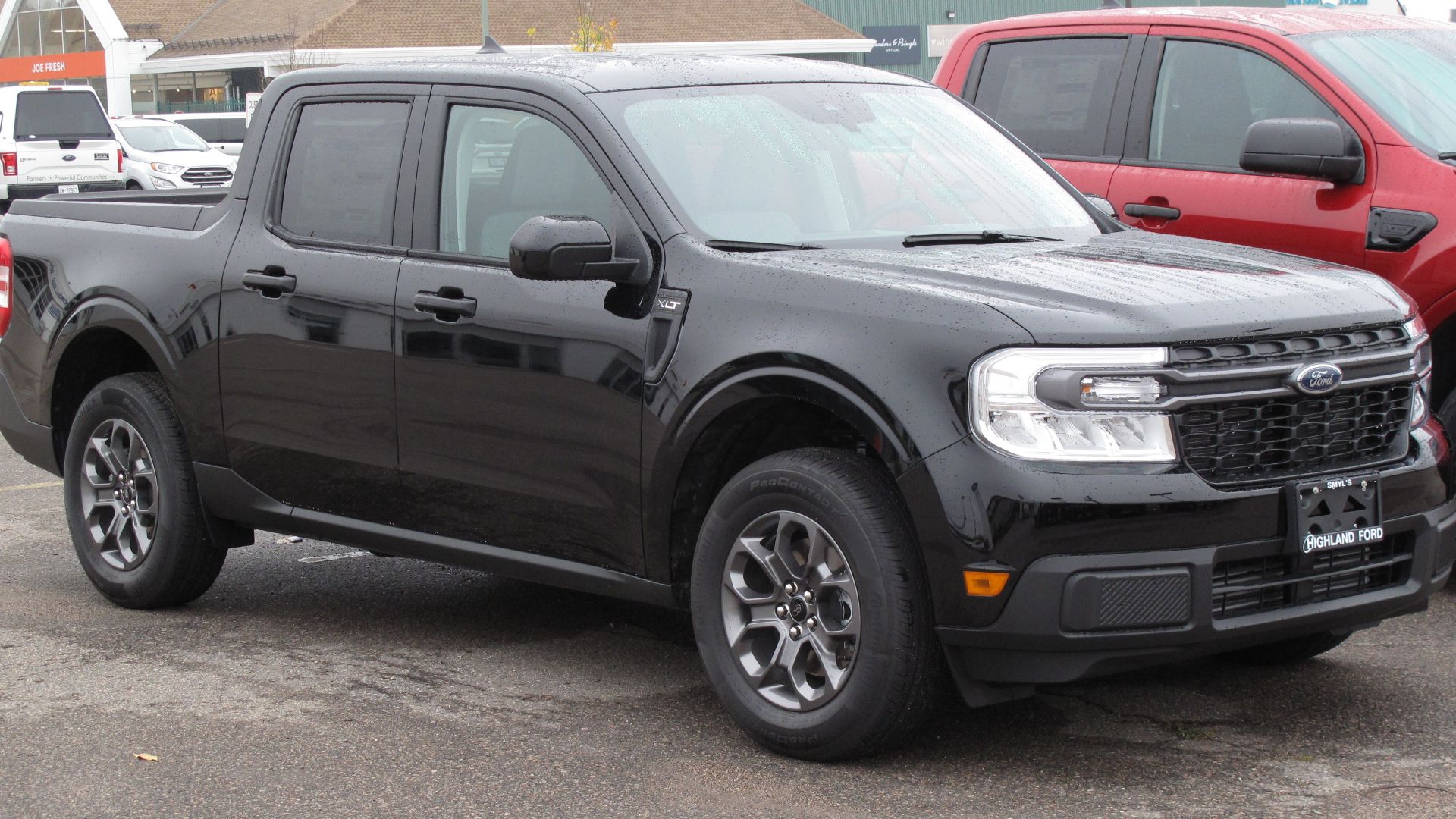File:2022 Ford Maverick XLT AWD, Front Right, 10-10-2021.jpg