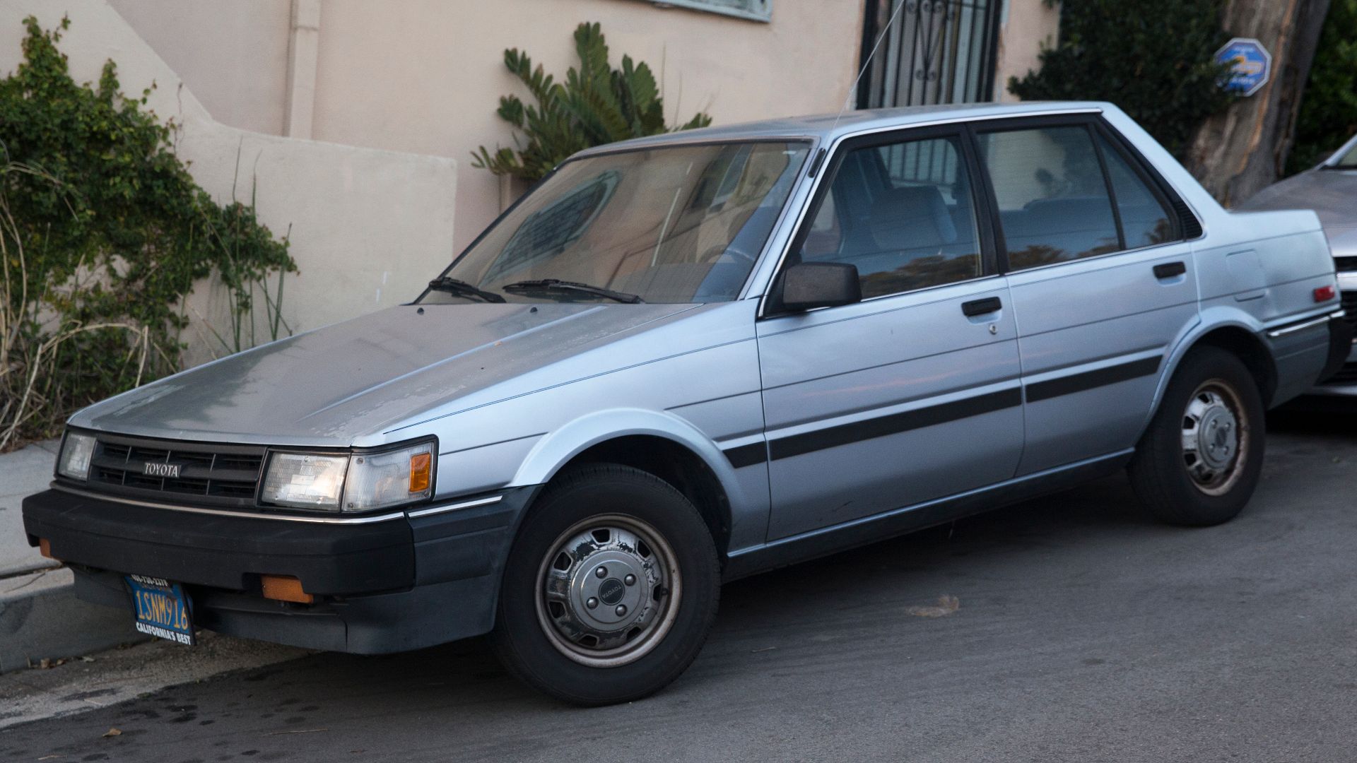 File:1987 Toyota Corolla LE sedan, front left.jpg