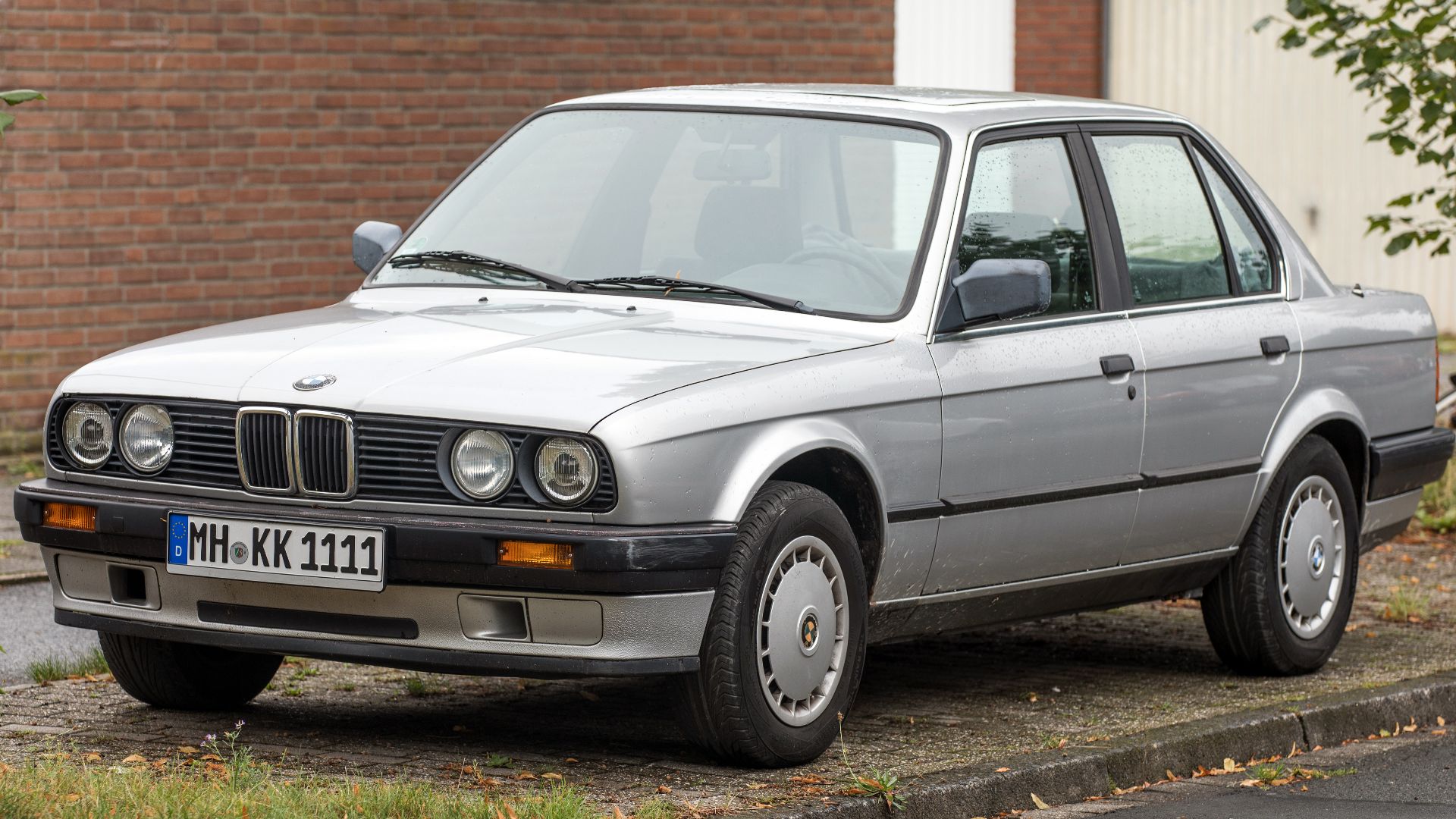 File:BMW E30 in silver (facelift), front left 2024-08-18.jpg