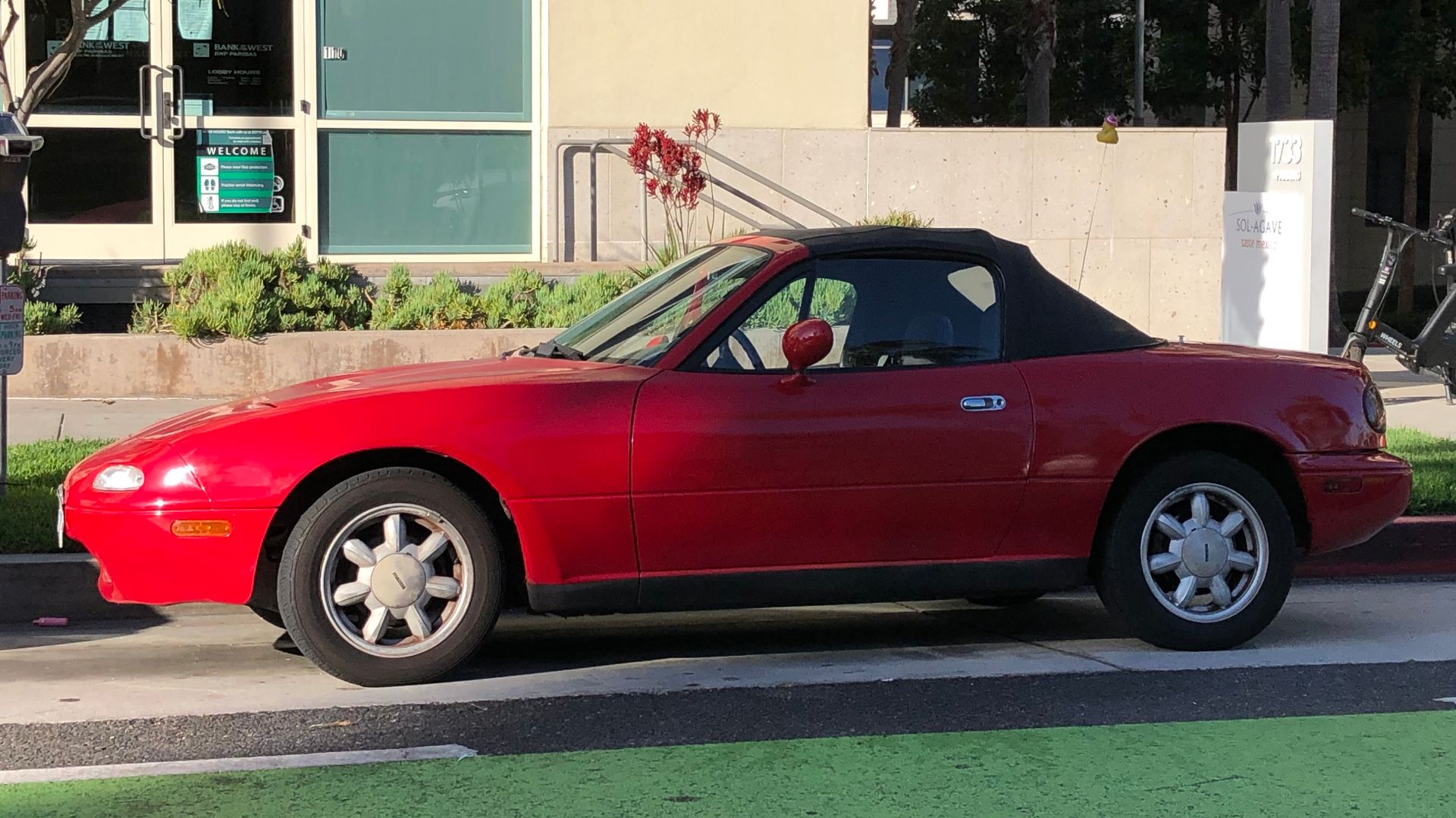 File:1989–1997 Mazda MX-5 Miata.jpg