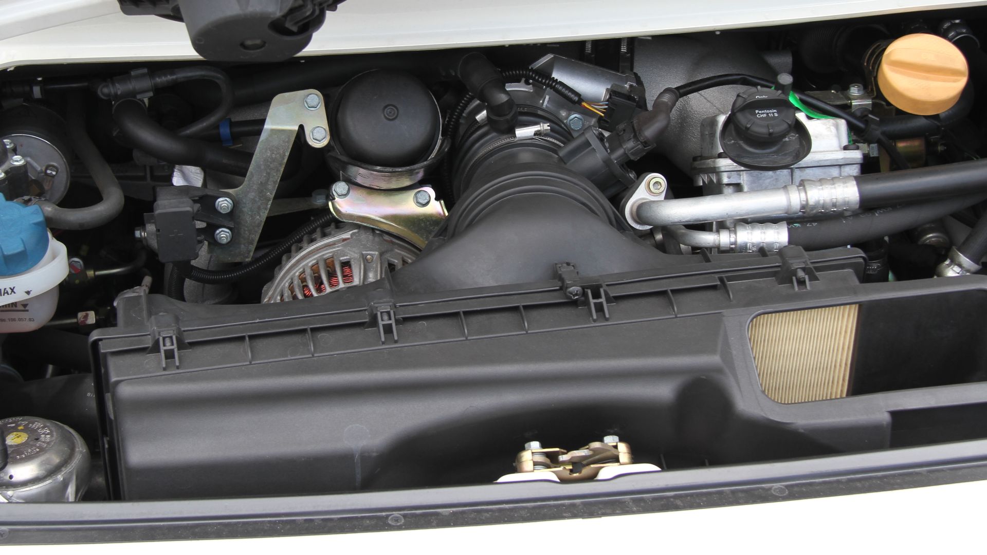 File:Porsche 996 GT3 RS engine room.jpg