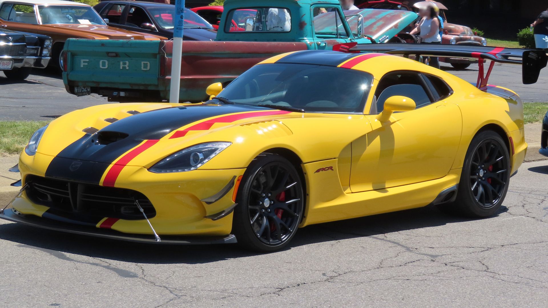 File:2016 Dodge Viper ACR with Extreme Aero package, front left, 06-16-2024.jpg