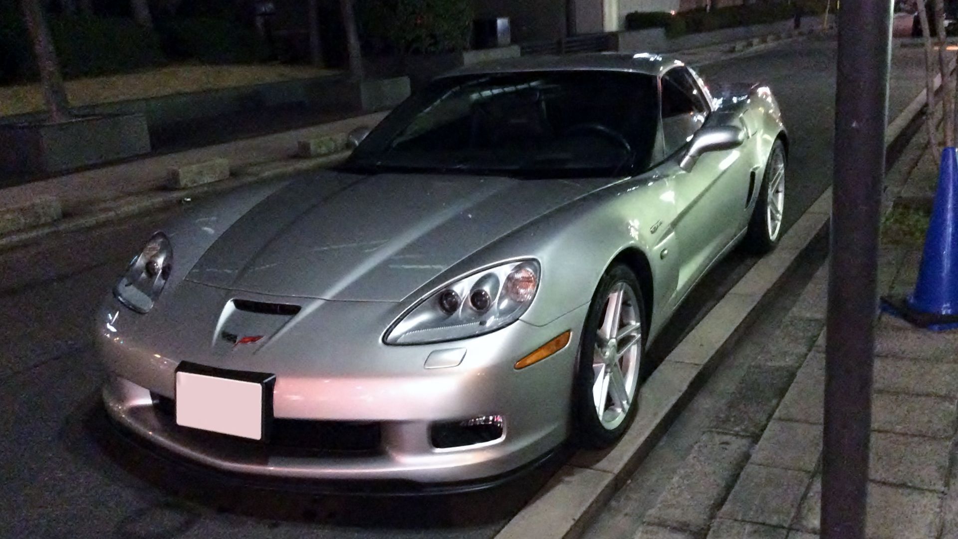 File:CHEVROLET CORVETTE Z06 (C6) at night front.JPG