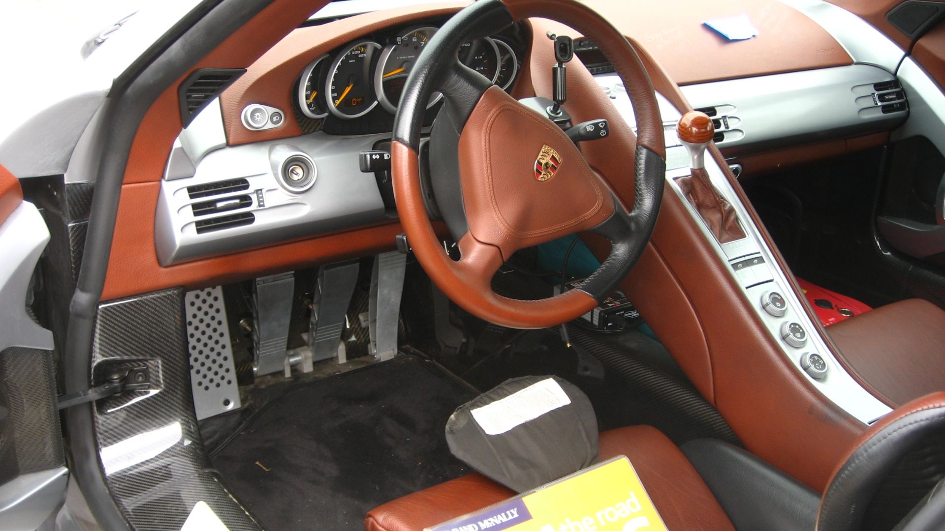 File:Porsche Carrera GT Interior.JPG