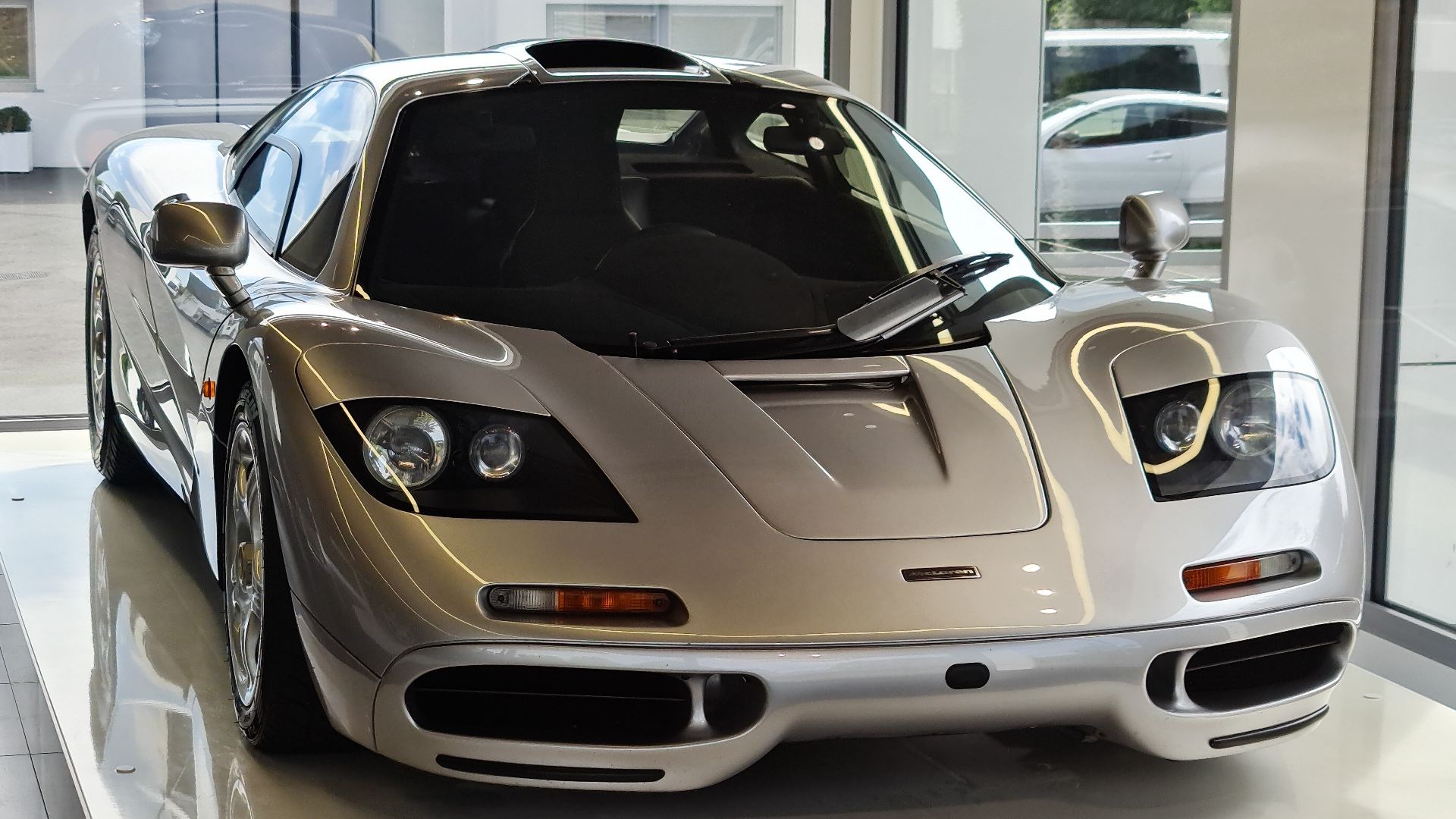 File:A Silver McLaren F1.jpg