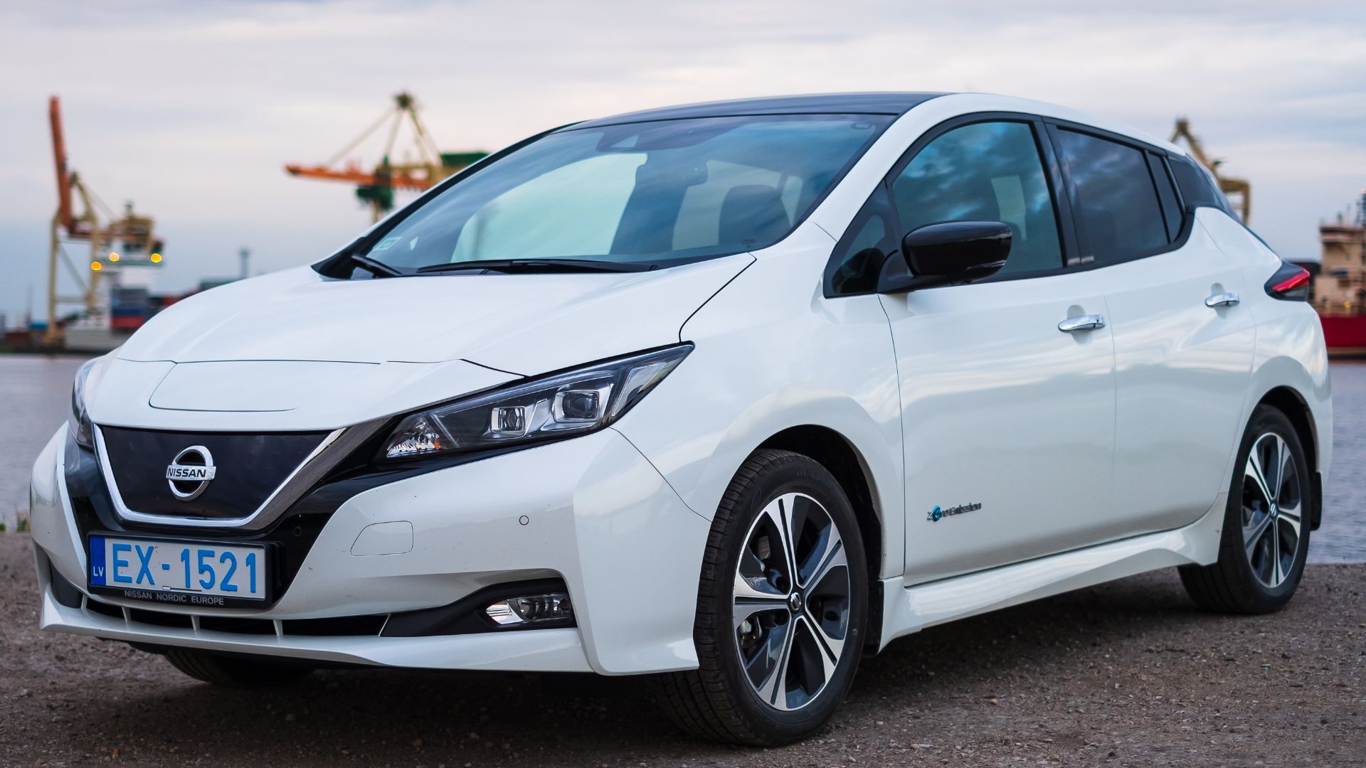 File:Nissan Leaf 2018 (31874639158).jpg