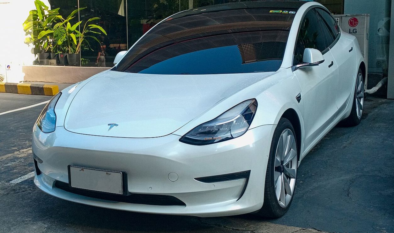 File2019 Tesla Model 3 Standard Range Plus Rwd In Pearl White Multi-Coat, Front Left.jpg