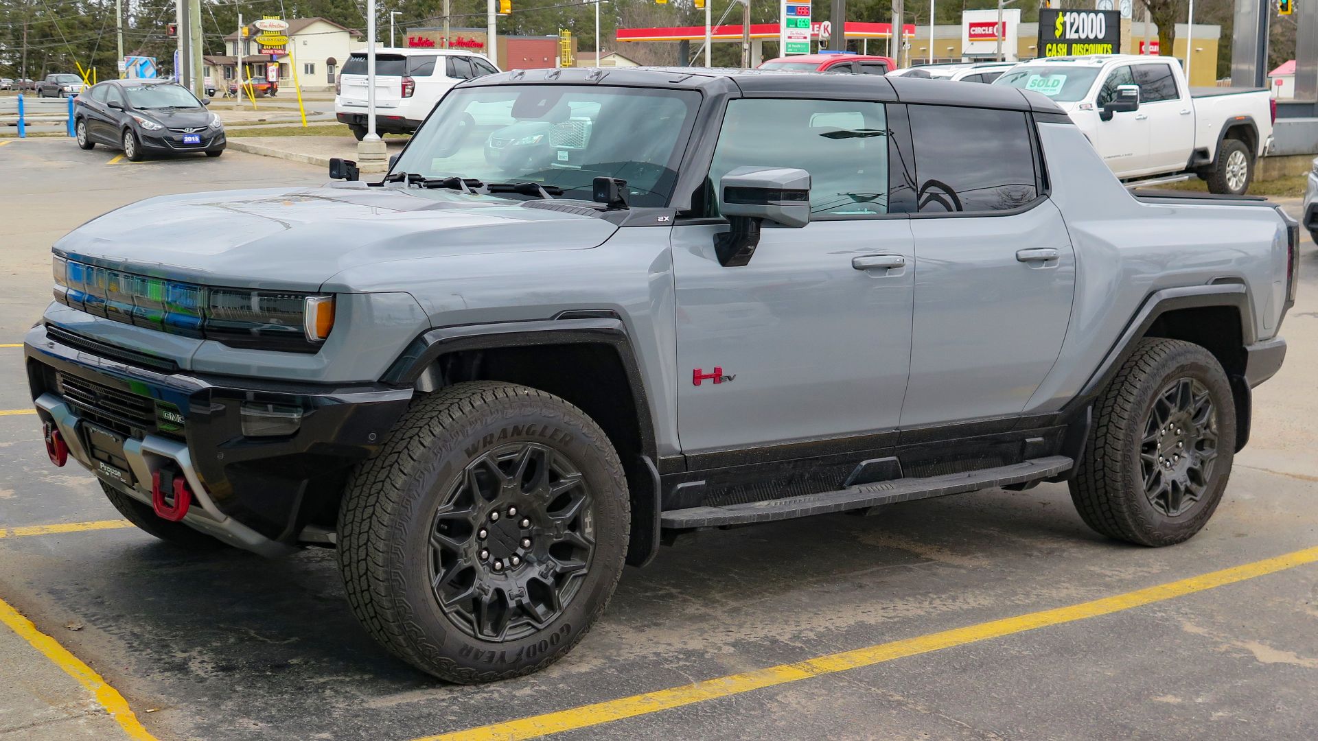 File:2024 GMC Hummer EV Pickup 2X 4WD Sport Package in Meteorite Metallic, front left, 2024-03-31.jpg