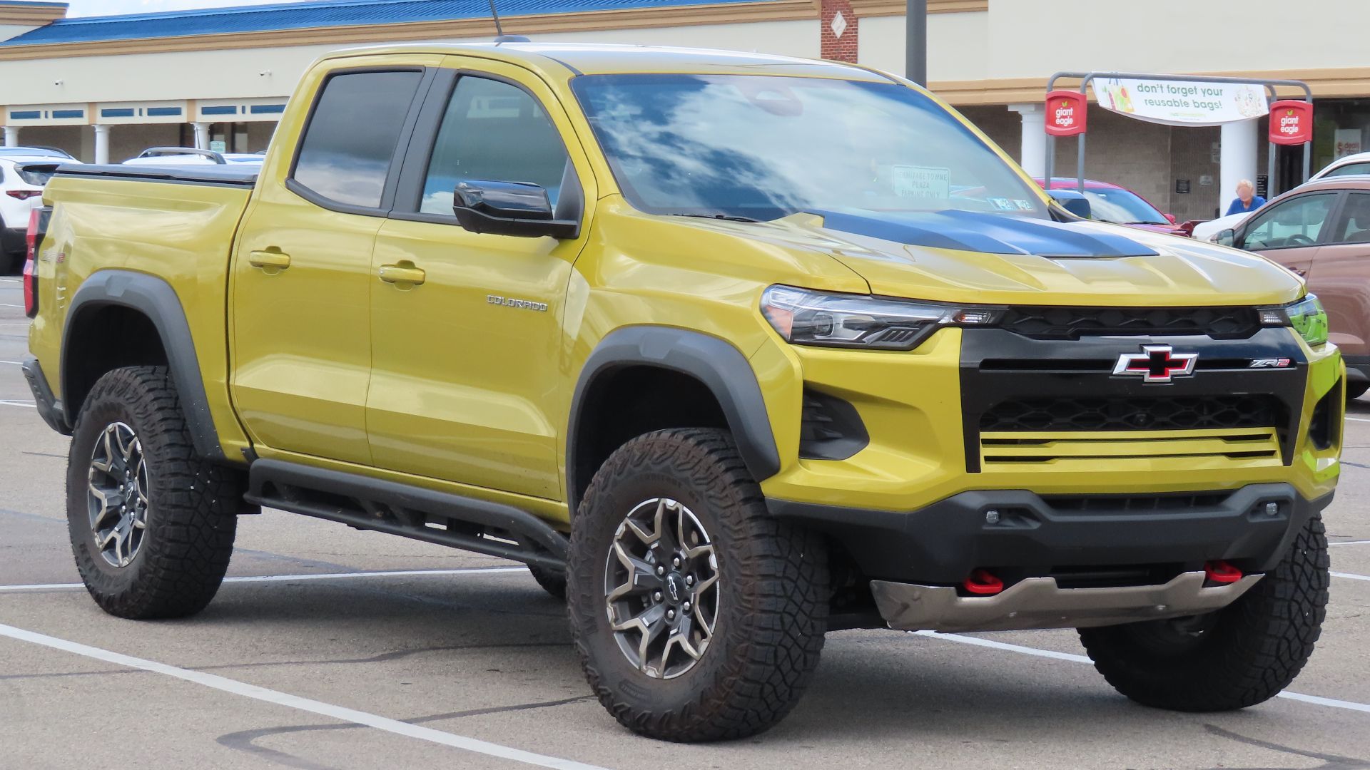 File:2024 Chevrolet Colorado ZR2, front right, 07-18-2024.jpg