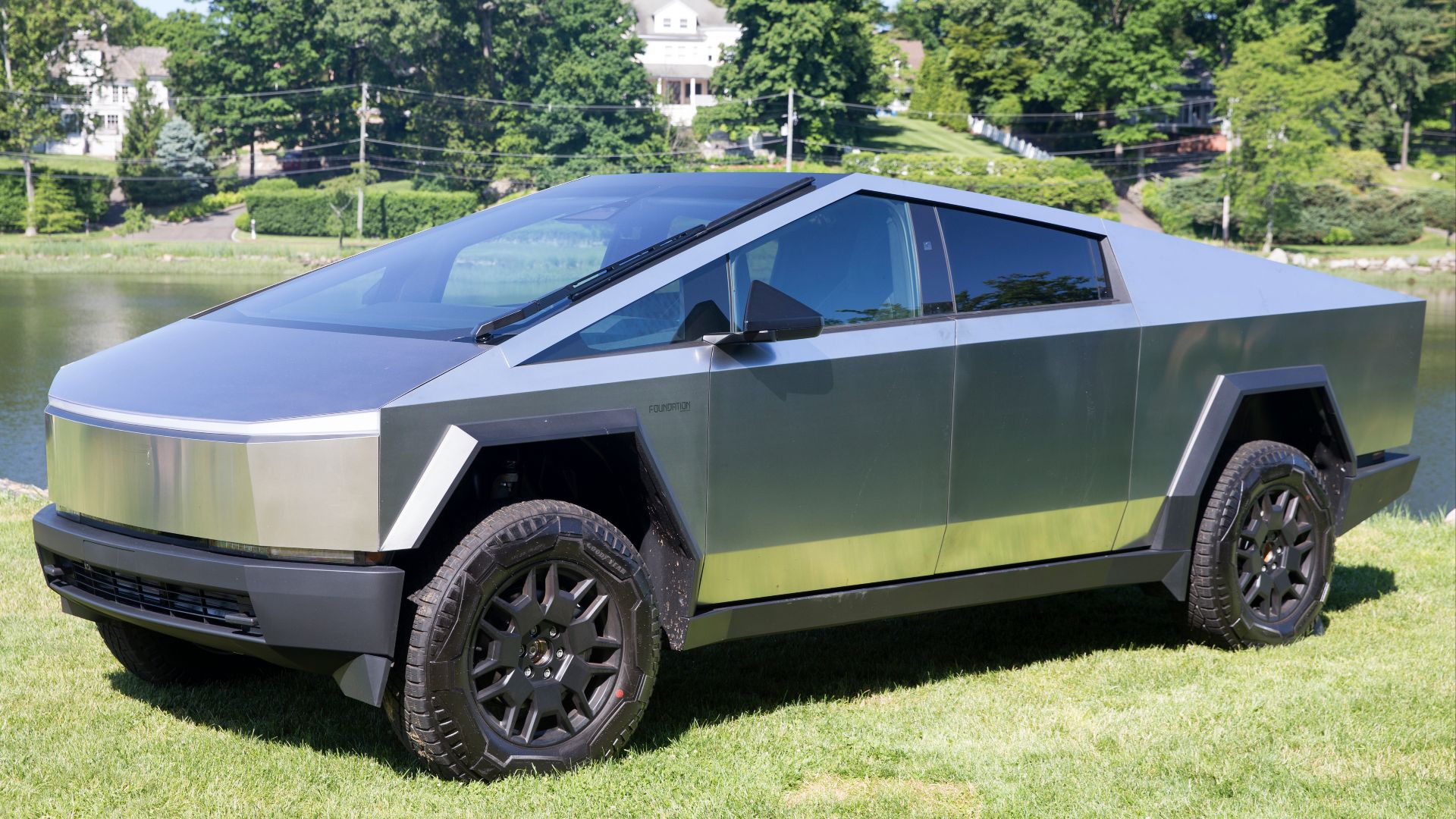 File:2024 Tesla Cybertruck Foundation Series, front left (Greenwich).jpg