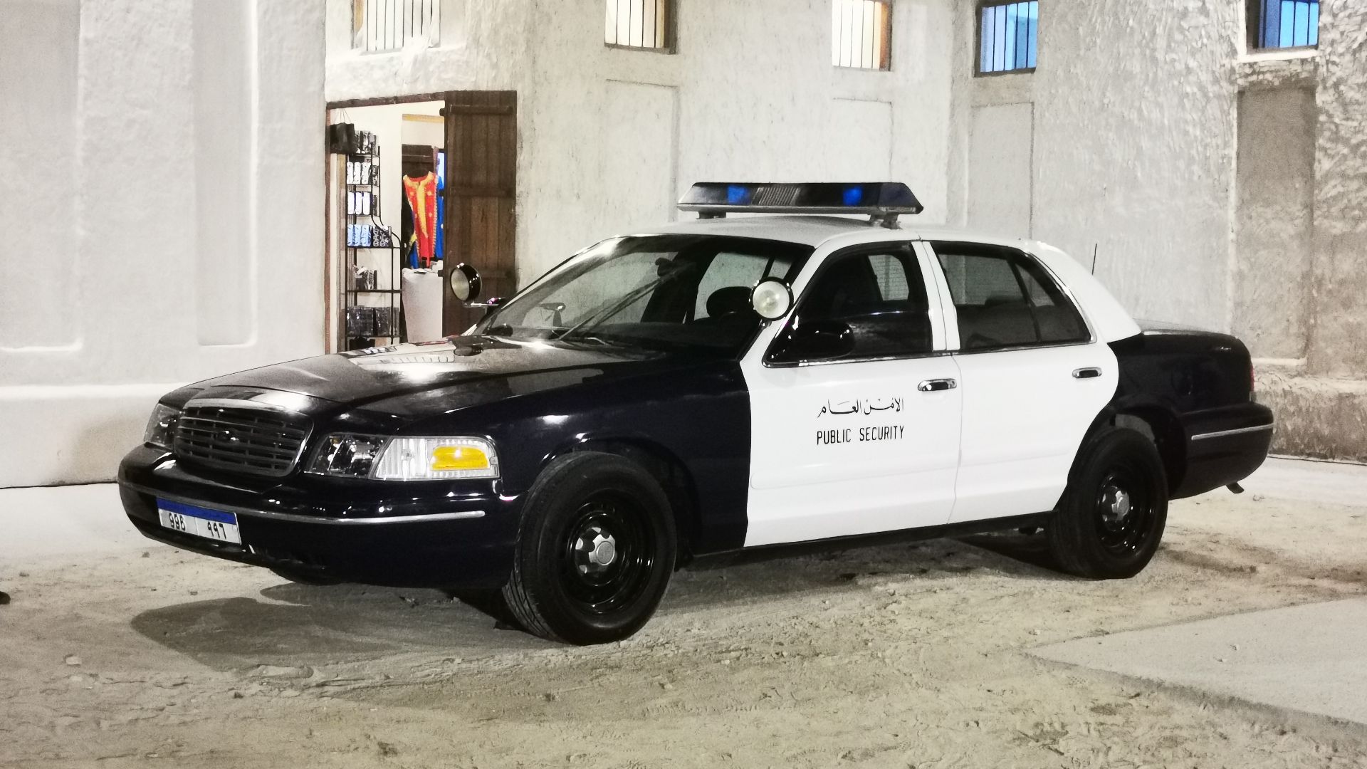 File:Ford Crown Vic P71 side front.jpg