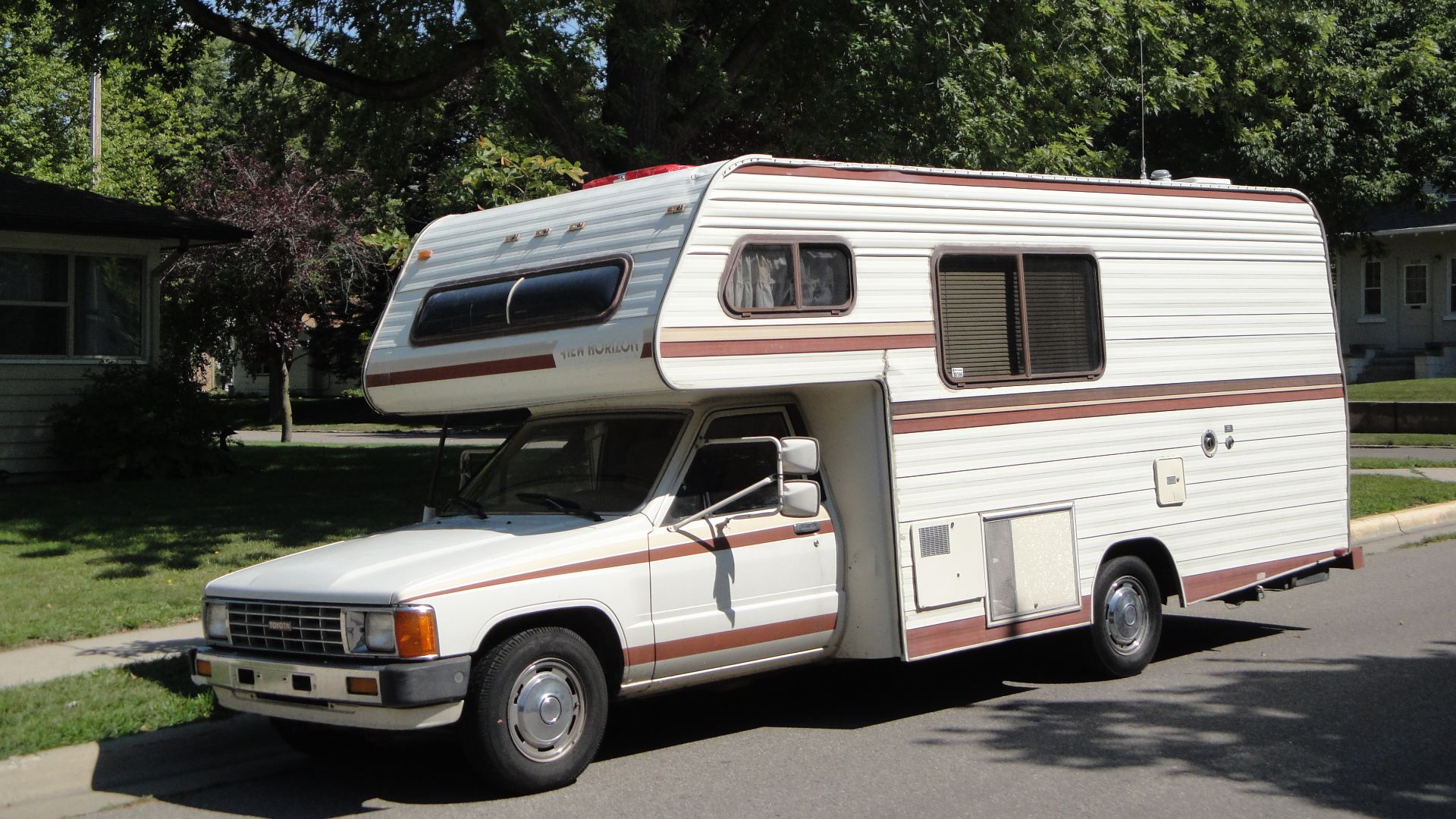 File:85 New Horizon Toyota Motorhome (7867852336).jpg