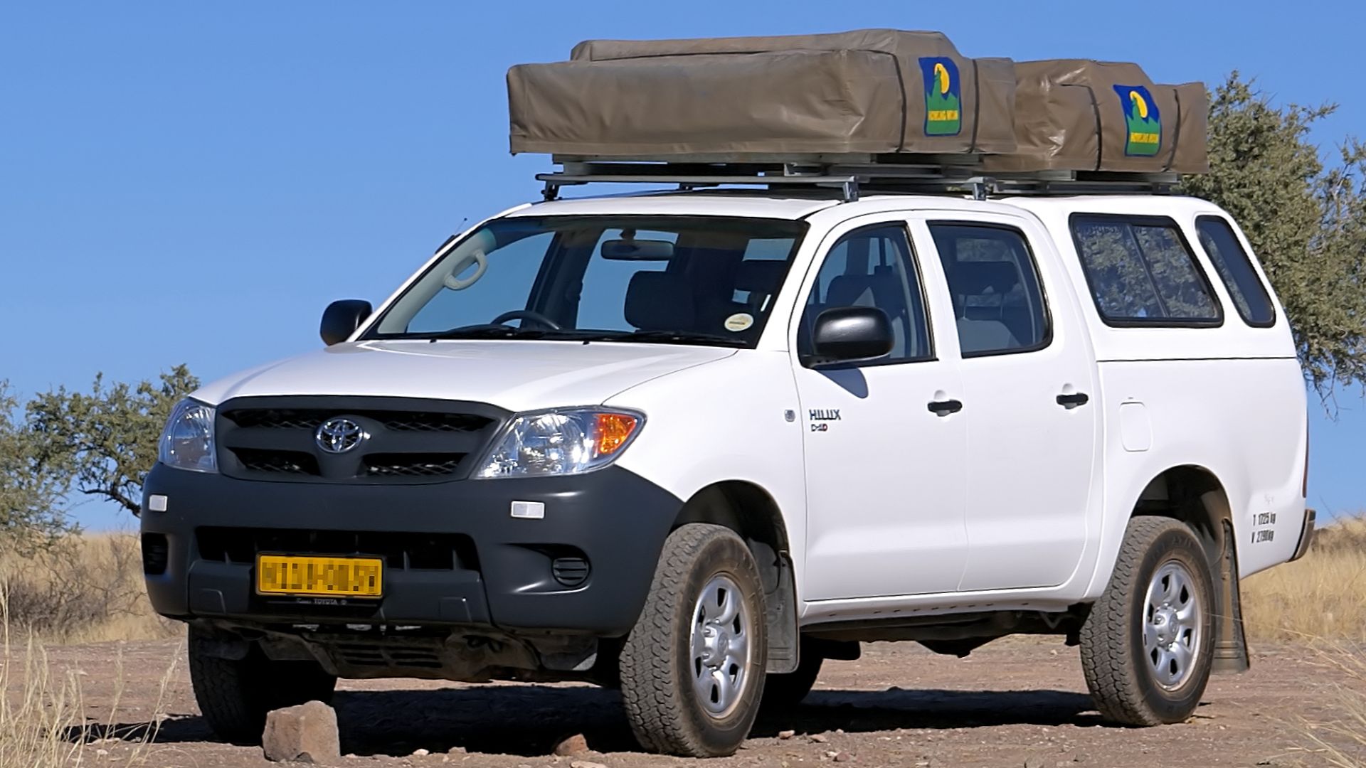 File:Toyota hilux with roof tents.jpg