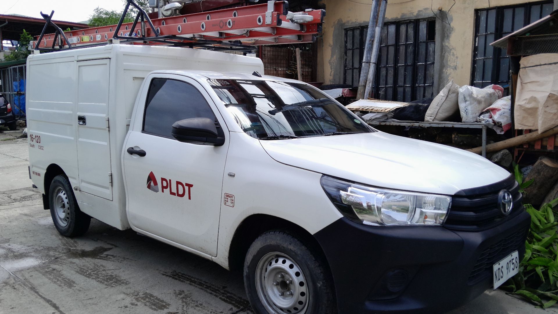 File:Toyota Hilux Lineman Repair Truck 2016.jpg