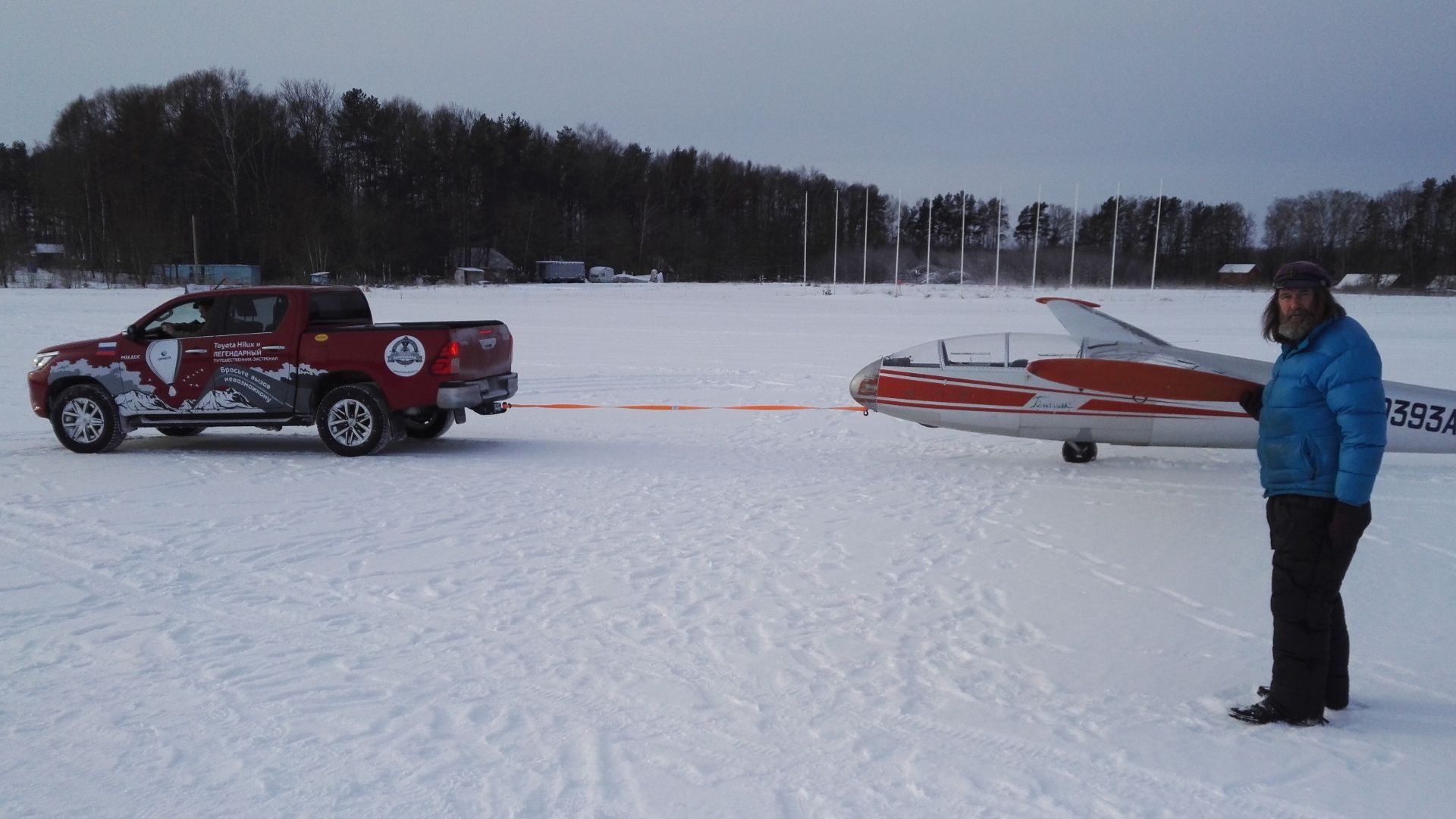 File:Toyota HiLux towing L-13 Blanil Fyodor Konyukhov.jpg