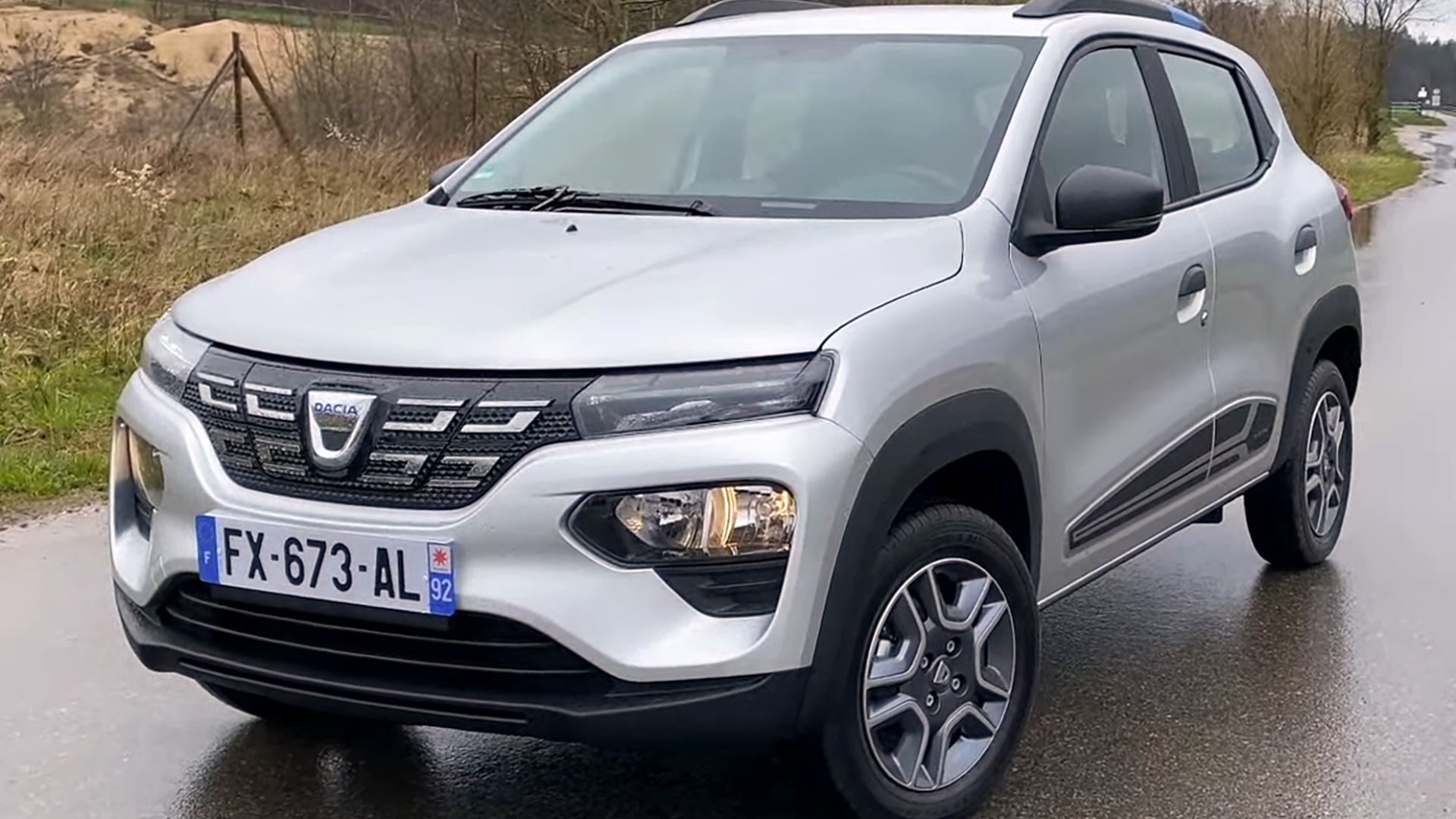 File:2021 Dacia Spring Electric (France) front view 02.png