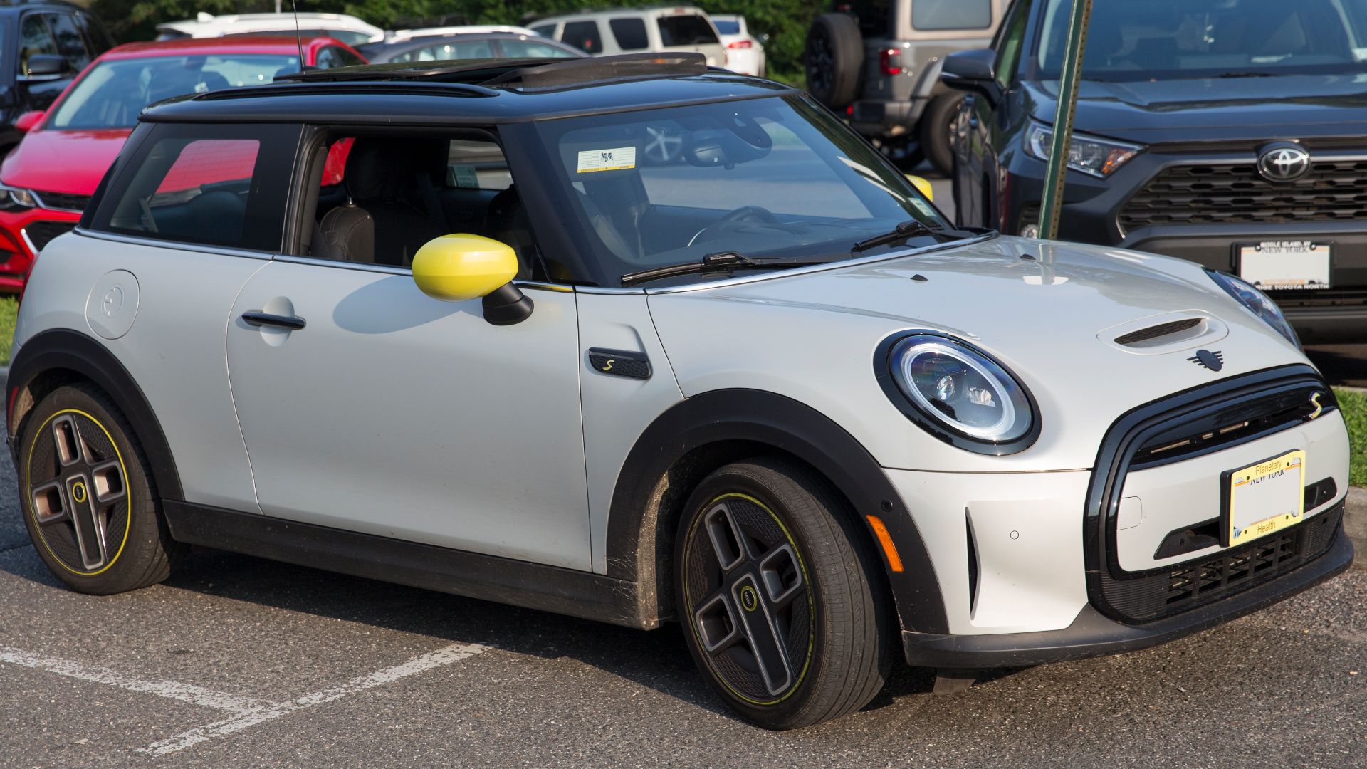 File:2022 Mini Cooper SE in White Silver Metallic, front right.jpg