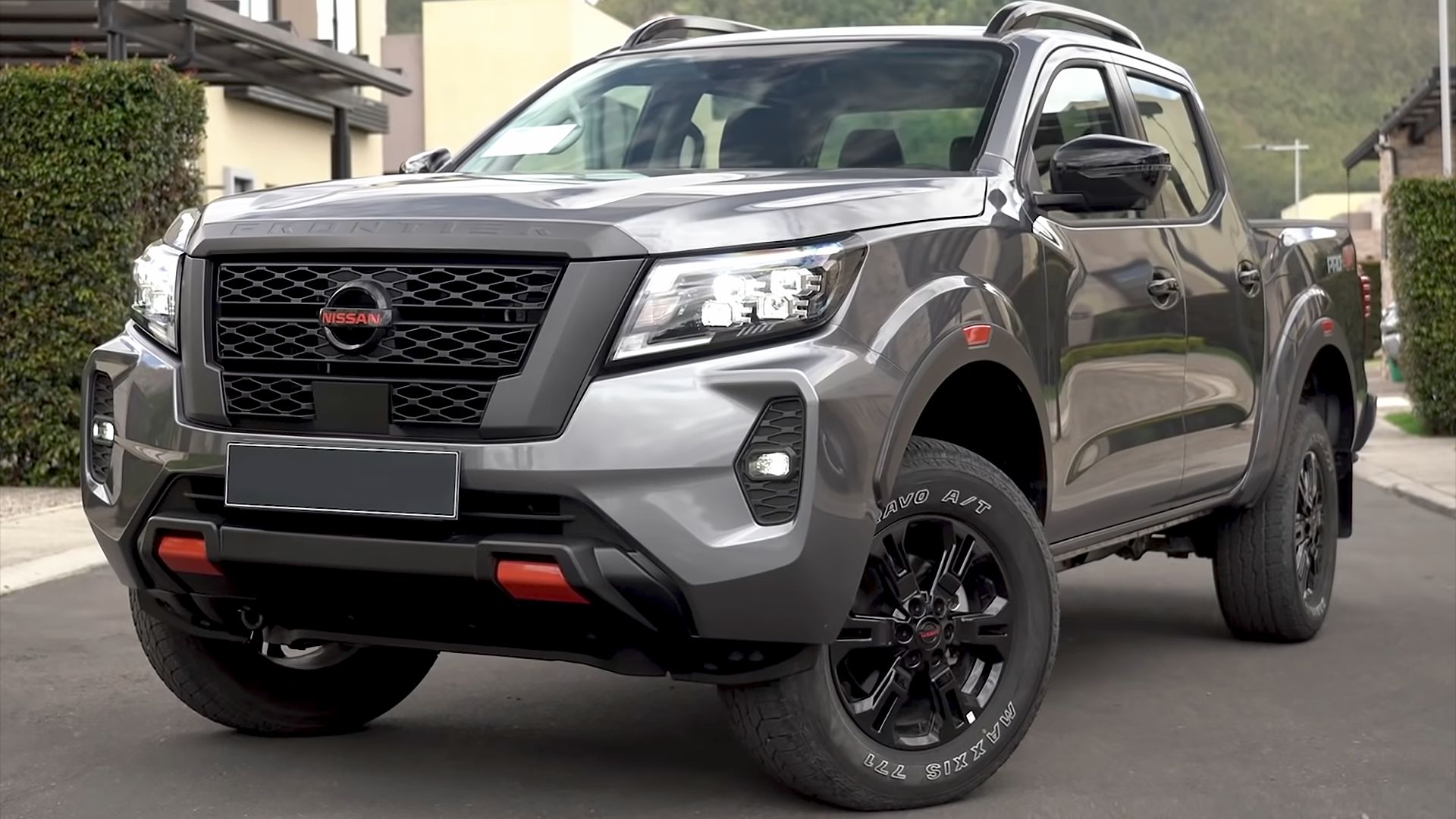 File:2021 Nissan Frontier Pro 4X (Colombia; facelift) front view 01.png
