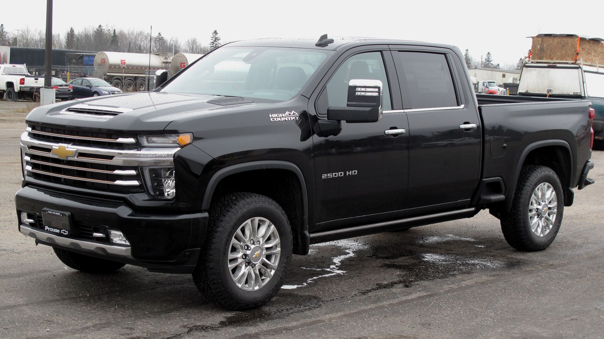 File:2022 Chevrolet Silverado 2500HD High Country, Front Left, 11-21-2021.jpg
