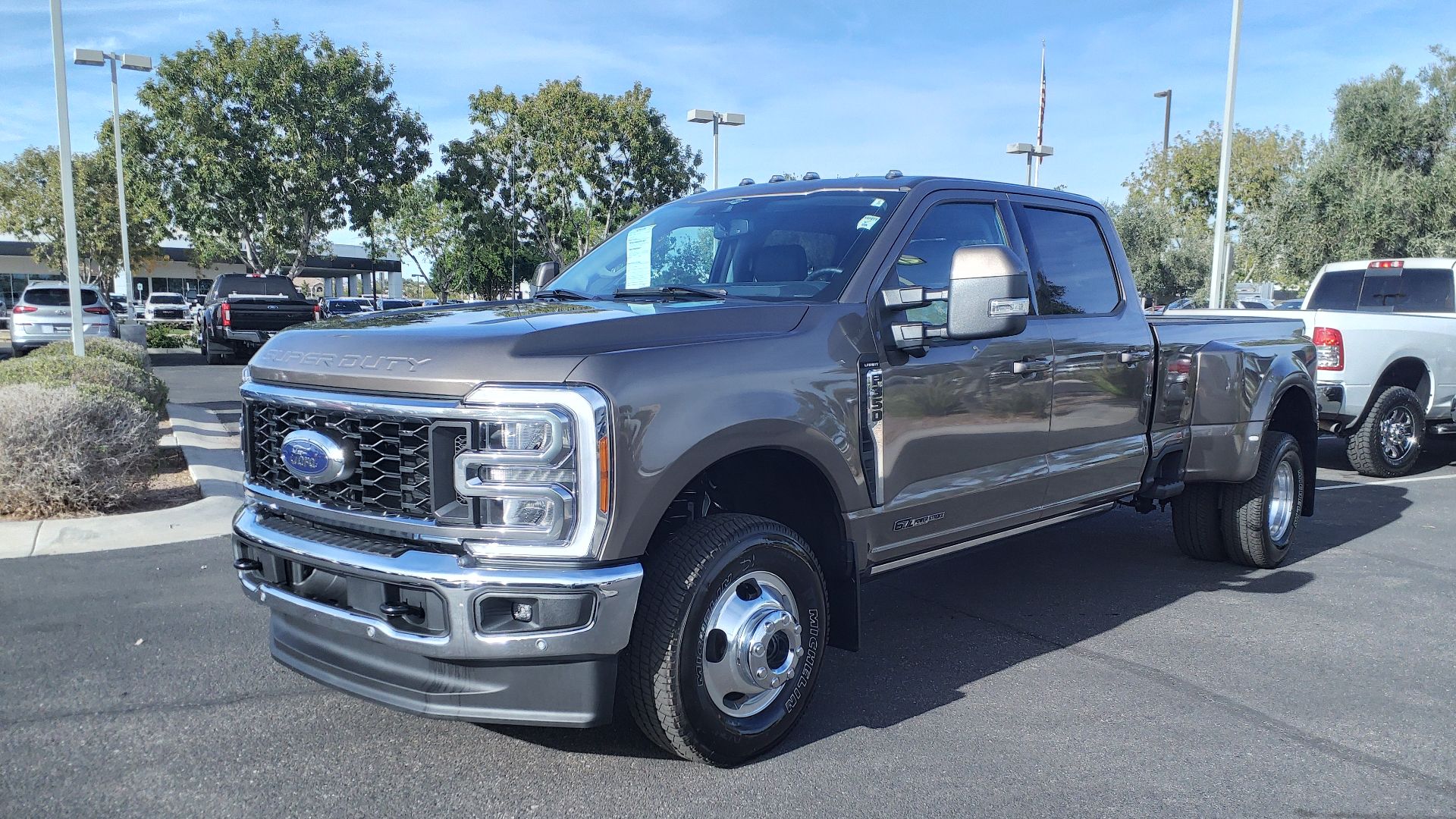 File:23 Ford F-350 Super Duty Lariat.jpg