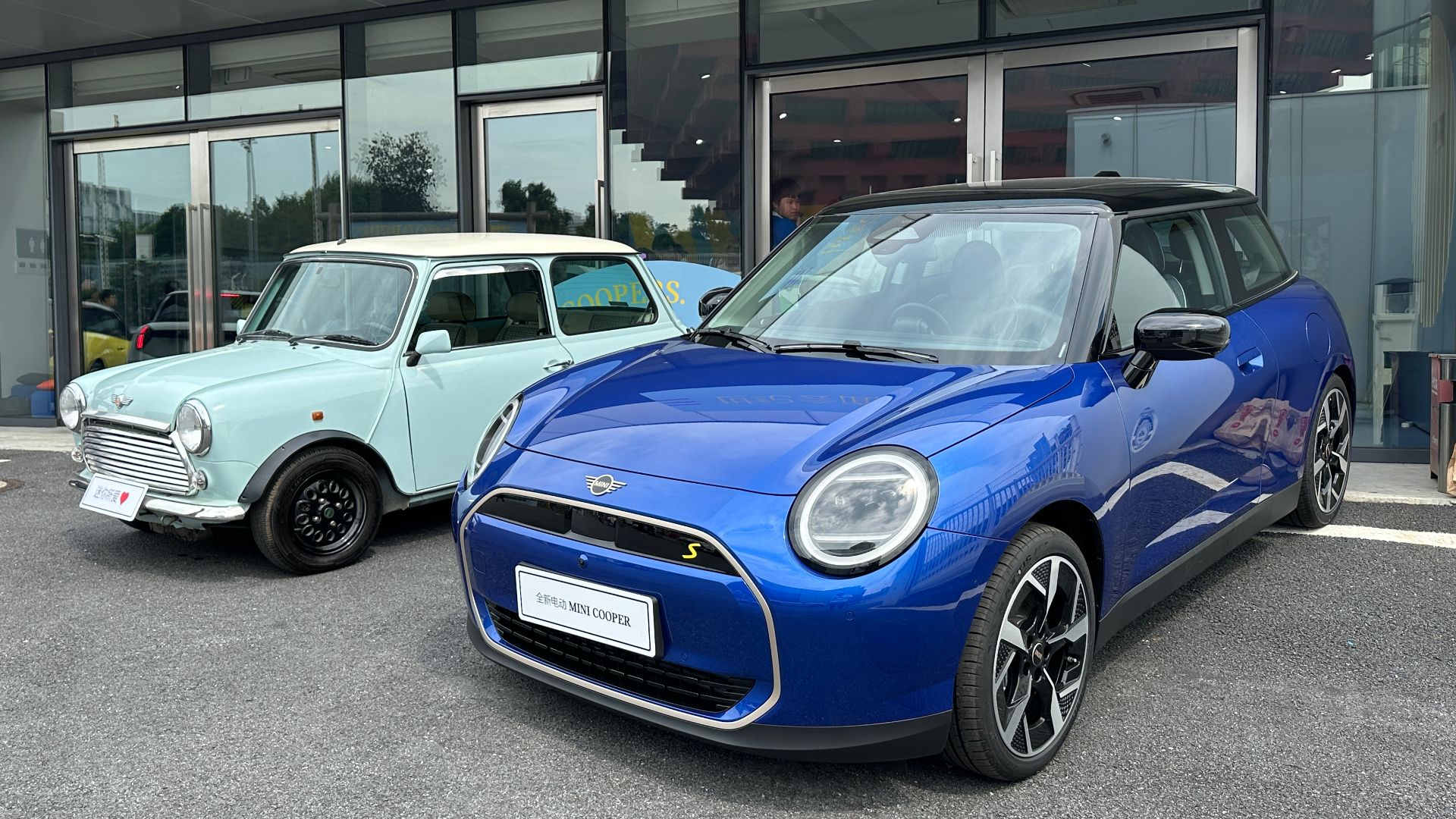 File:Mini Cooper SE 001.jpg