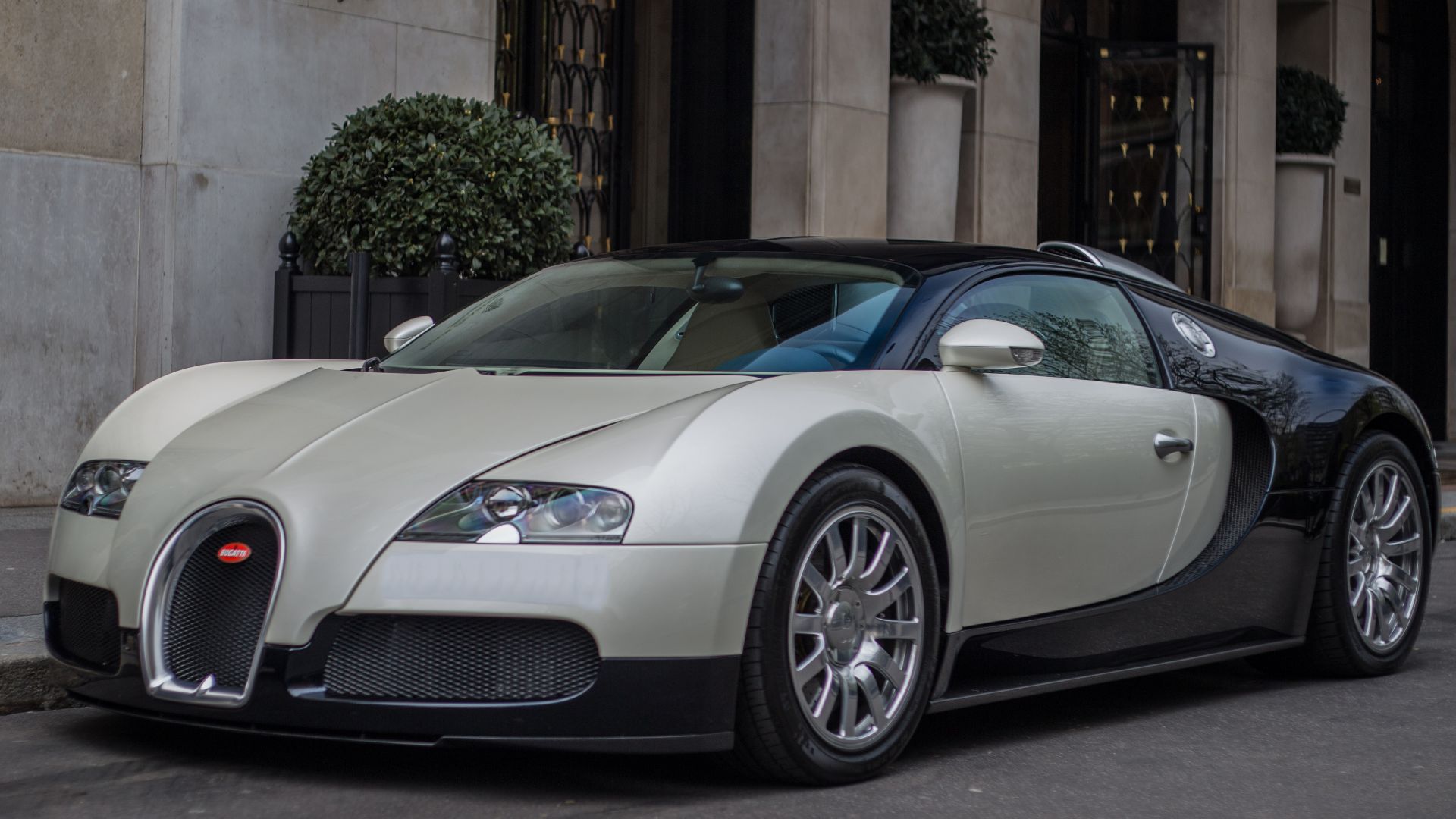 File:Bugatti veyron (16557790954).jpg