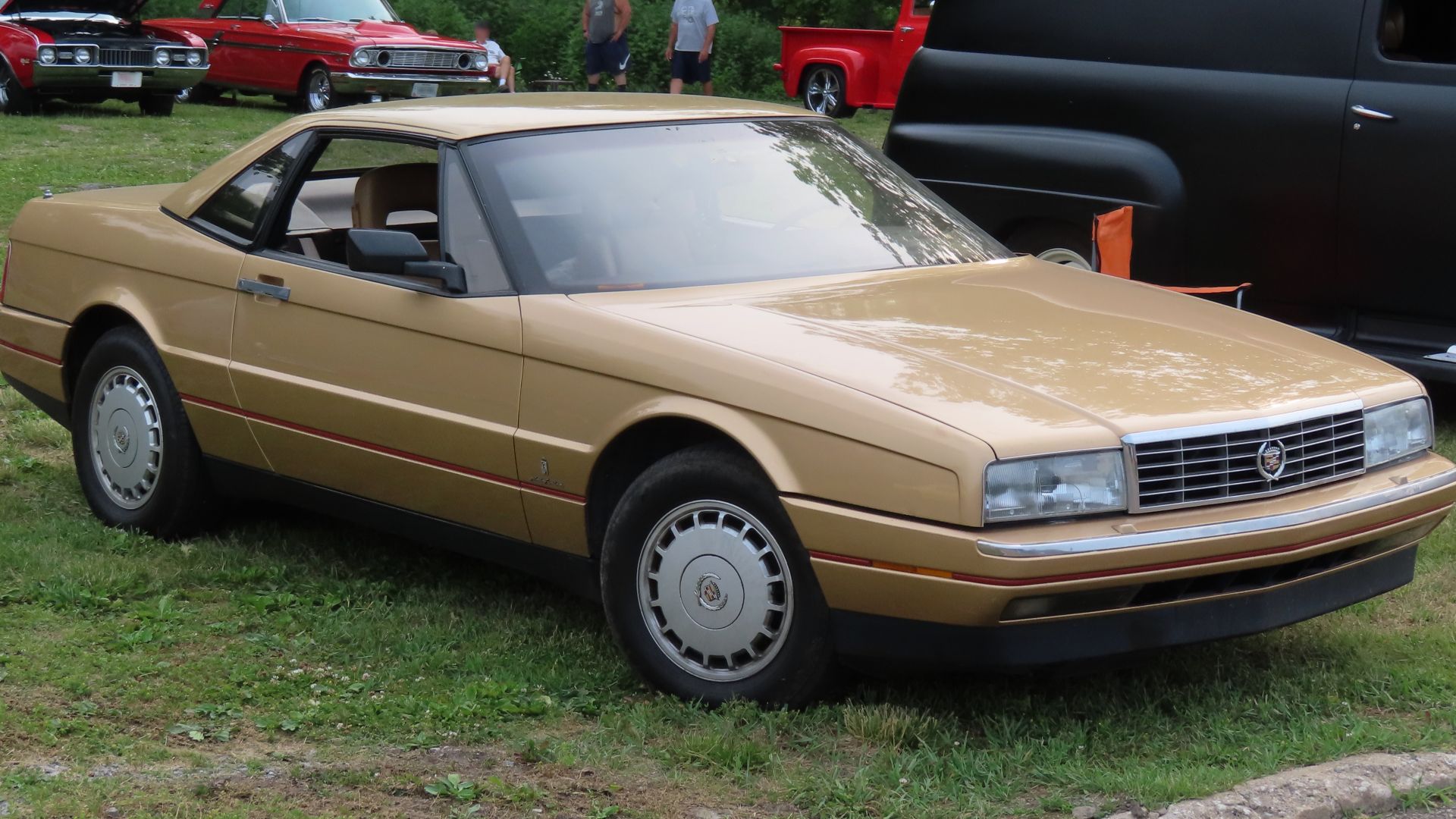 File:1987 Cadillac Allanté, front right (Cruisin' the River Lowellville Car Show, June 19th, 2023).jpg