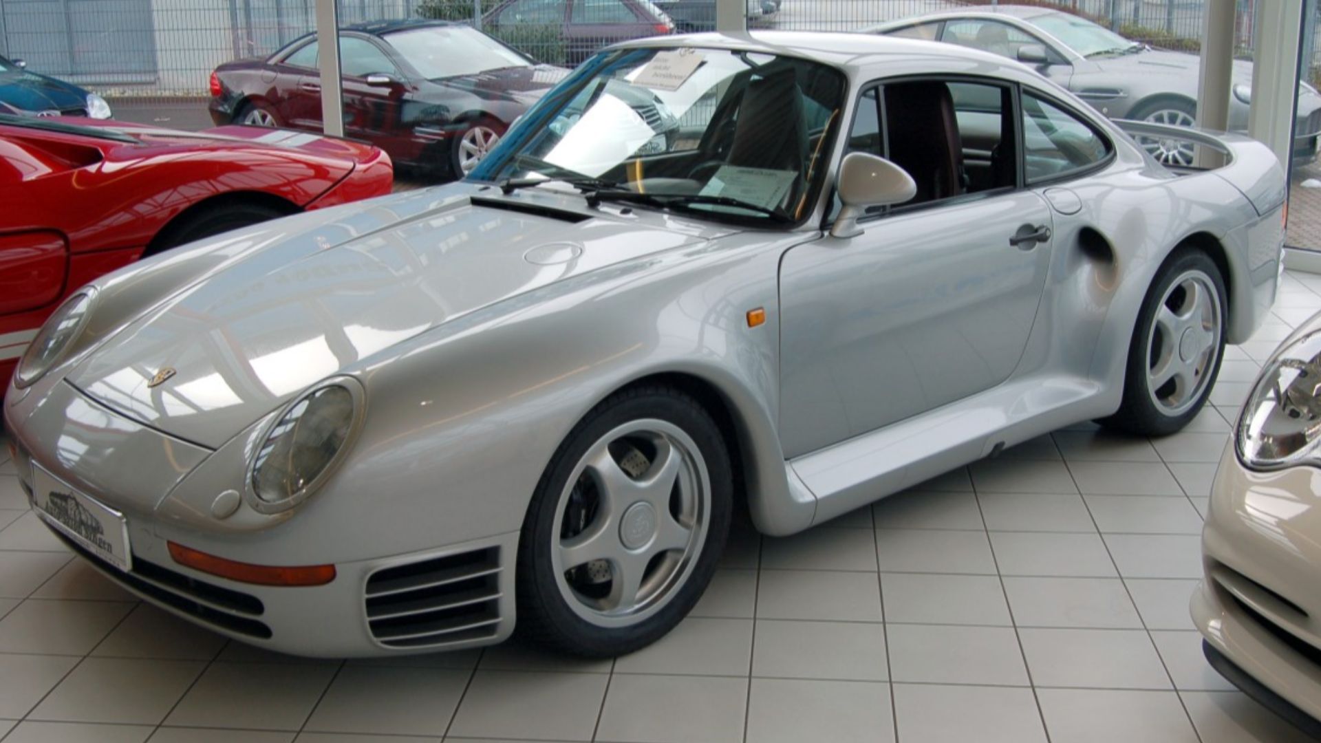 File:Porsche 959 silver at Auto Salon Singen.jpg