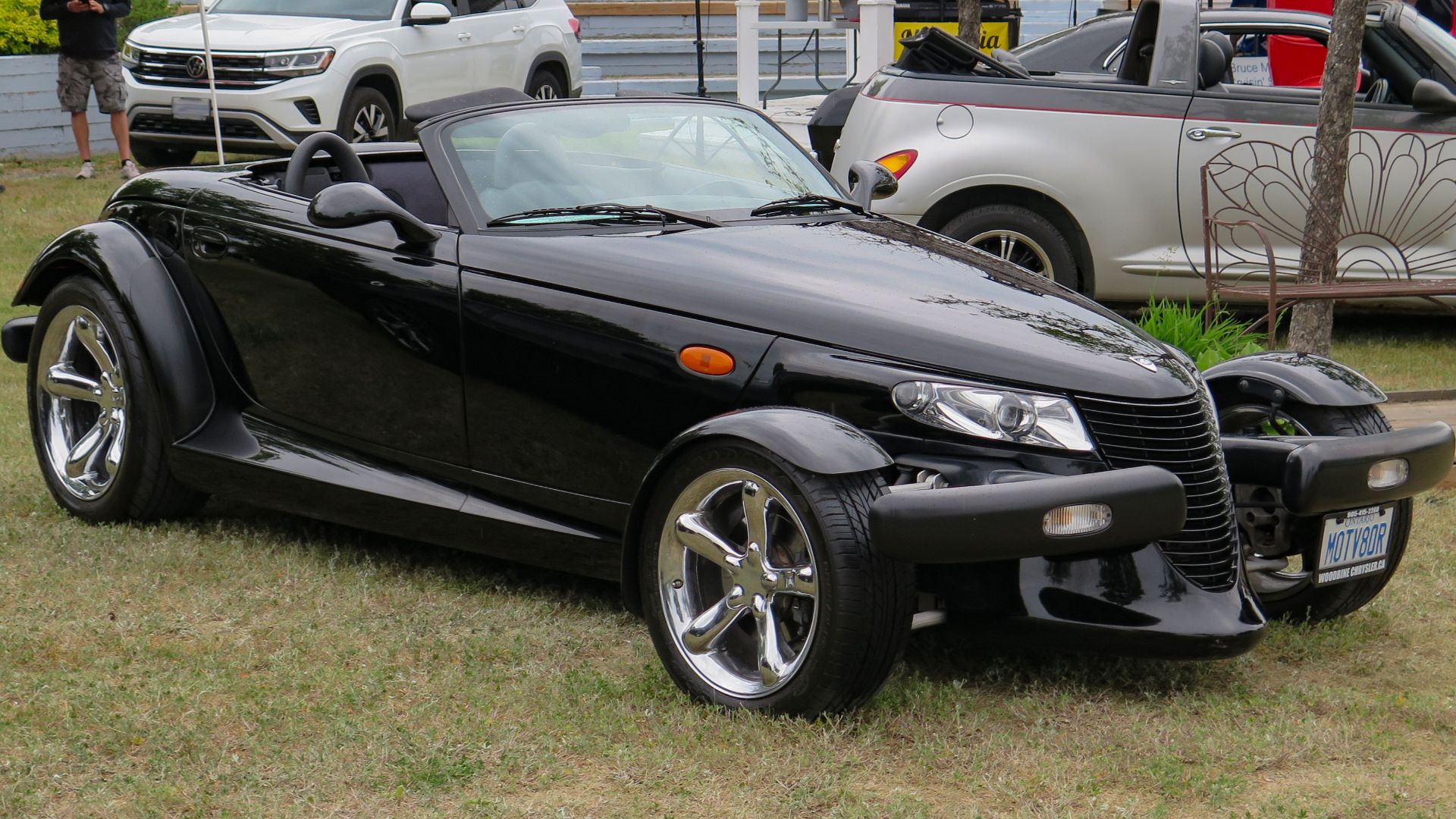 File:2000 Plymouth Prowler in Prowler Black Clearcoat, Front Right, 06-10-2023.jpg