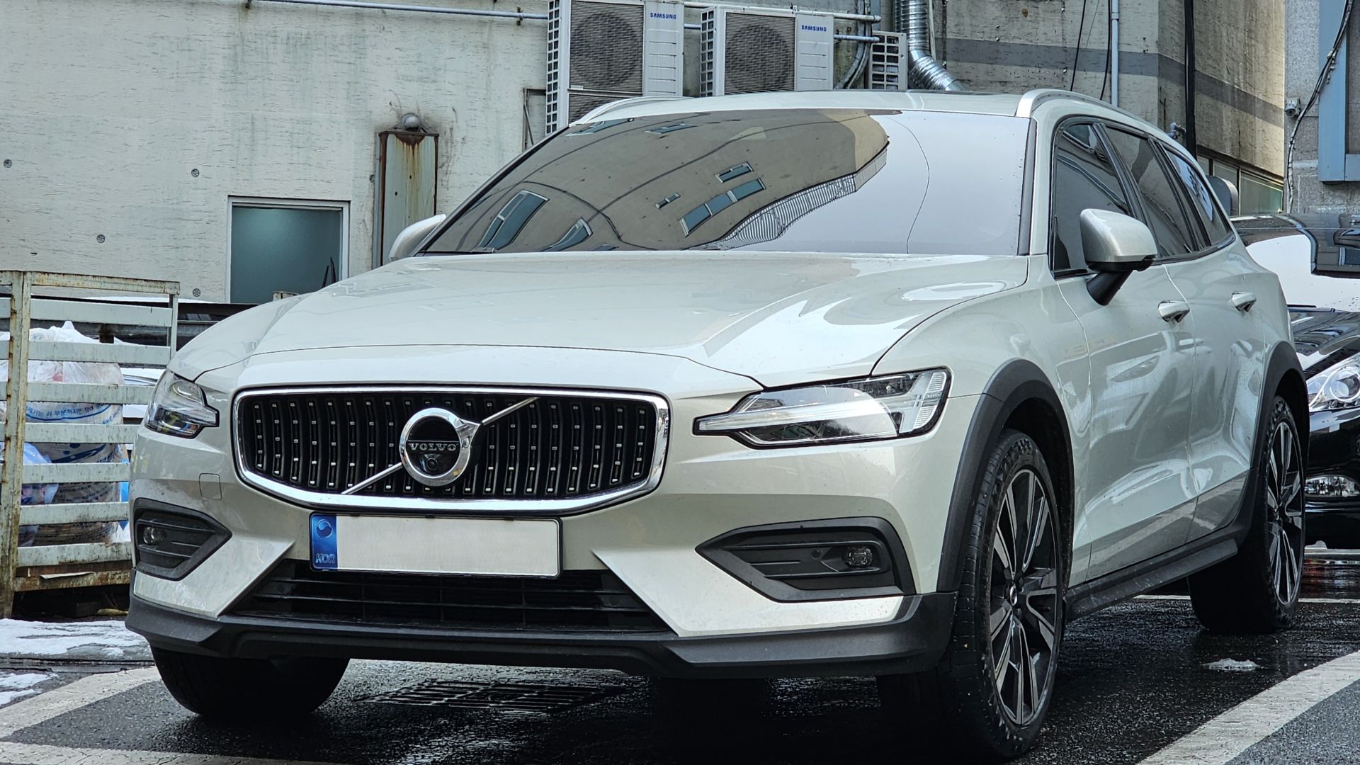 File:Volvo V60 Cross Country T5 AWD SPA Birch Light Metallic (2).jpg