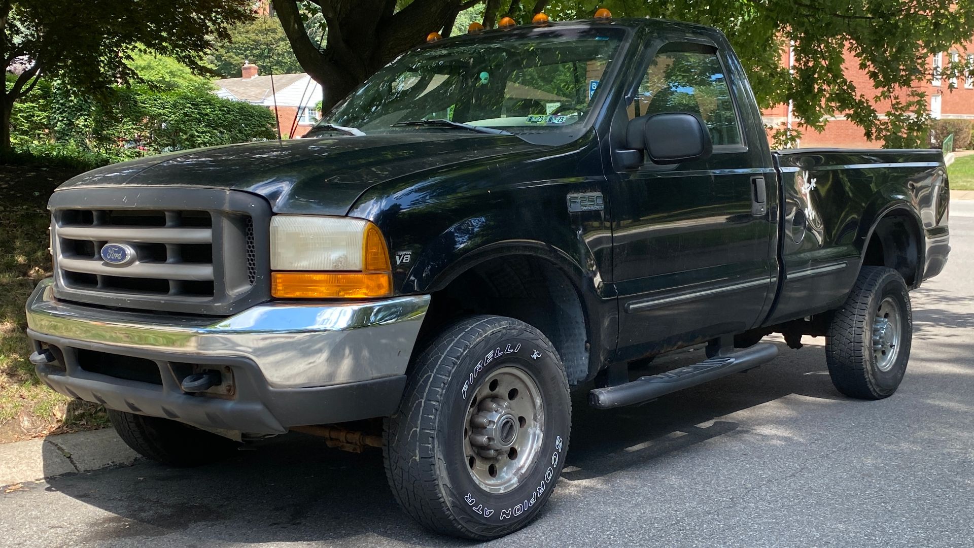 File:1999 Ford F-250 Super Duty in Black Clearcoat, front left, 07-22-2022.jpg