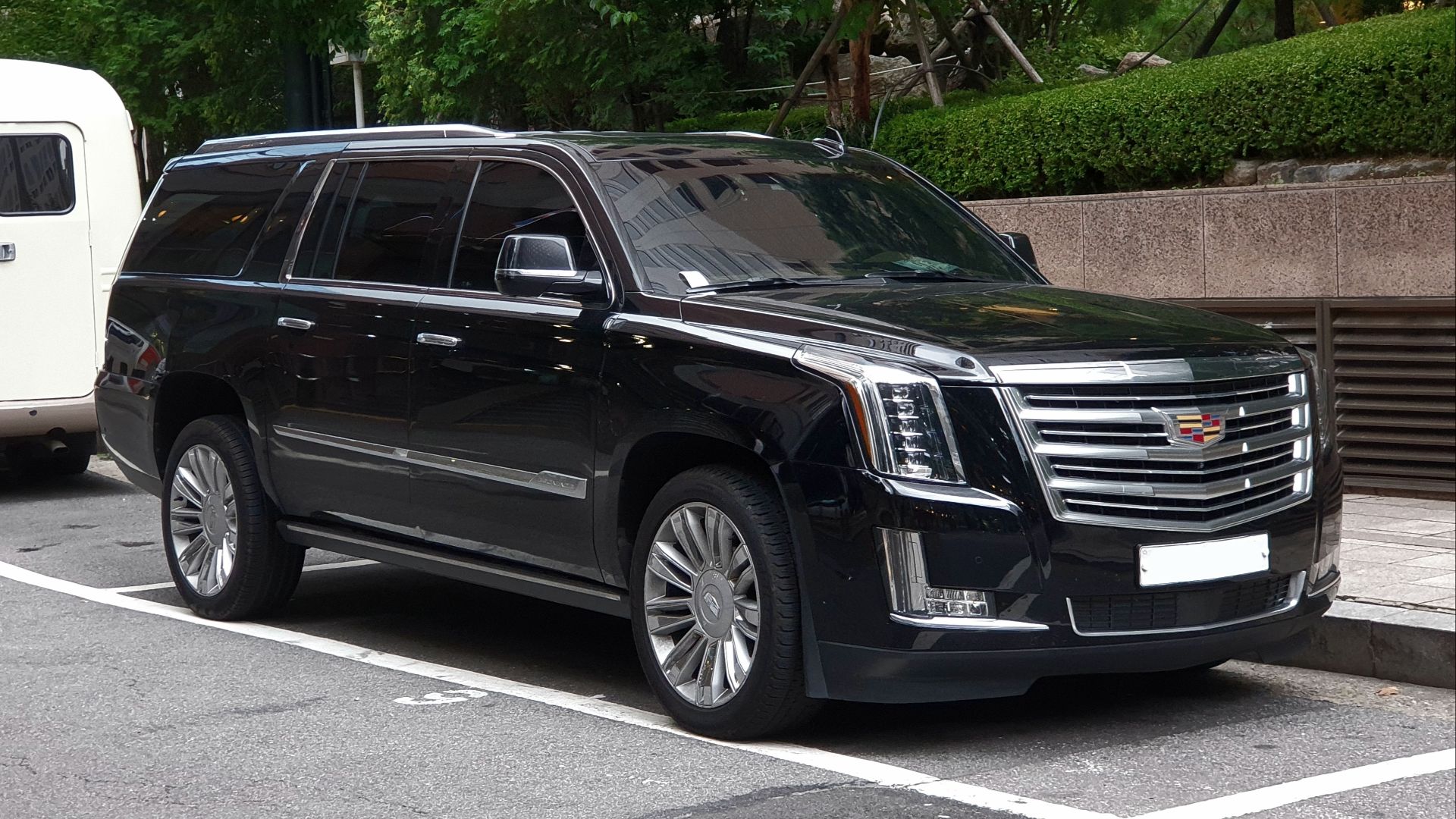 File:Cadillac Escalade ESV Platinum GMTK2XX Black Raven (1).jpg