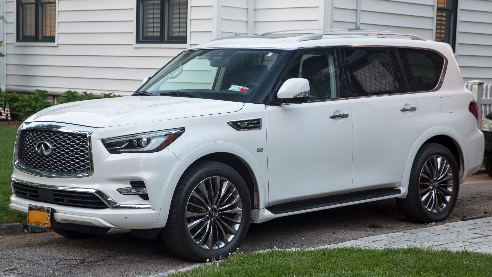 File:2019 Infiniti QX80 Limited in Moonstone White, front left.jpg