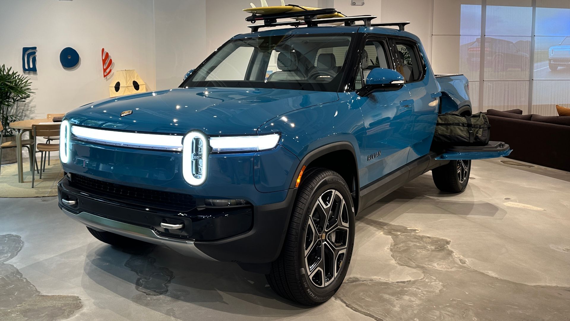 File:Newly Open Rivian Showroom Brickell, Miami Florida Sept 2025 - blue pickup front.jpg