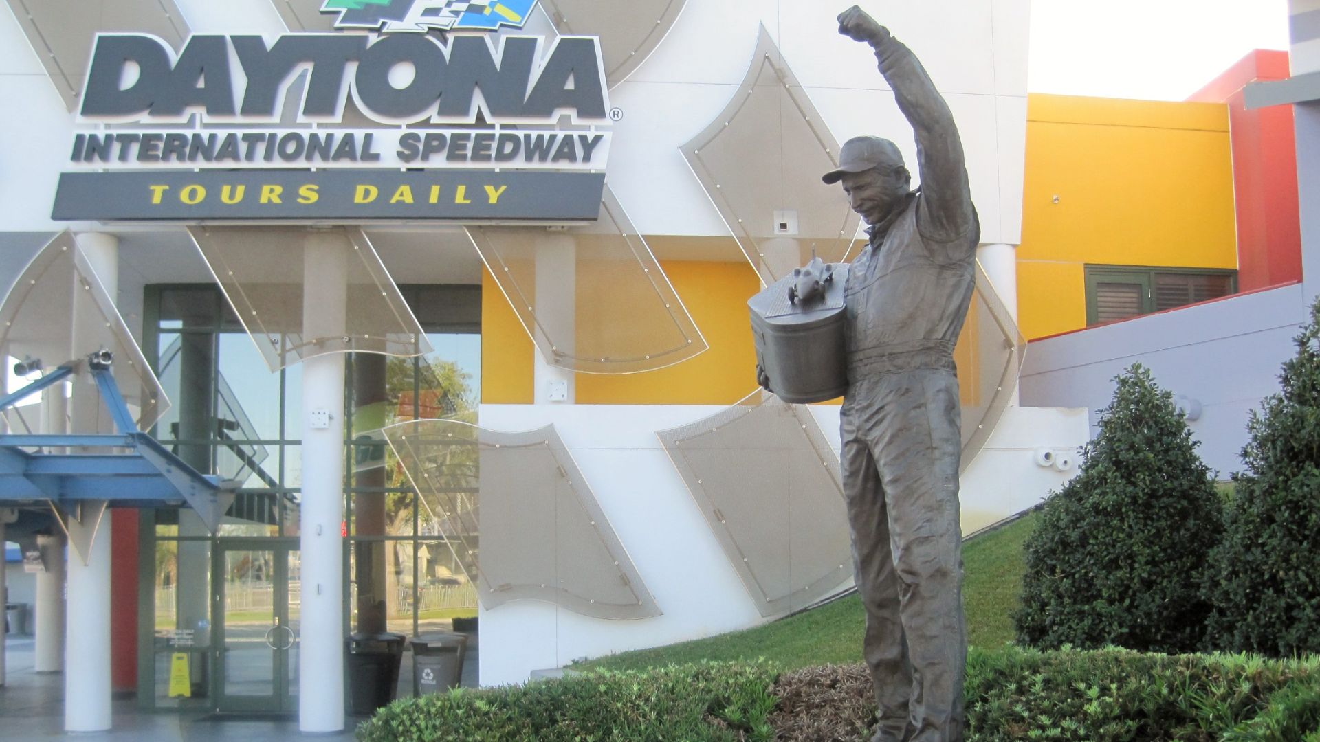 File:Dale Earnhardt Sr statue.jpg