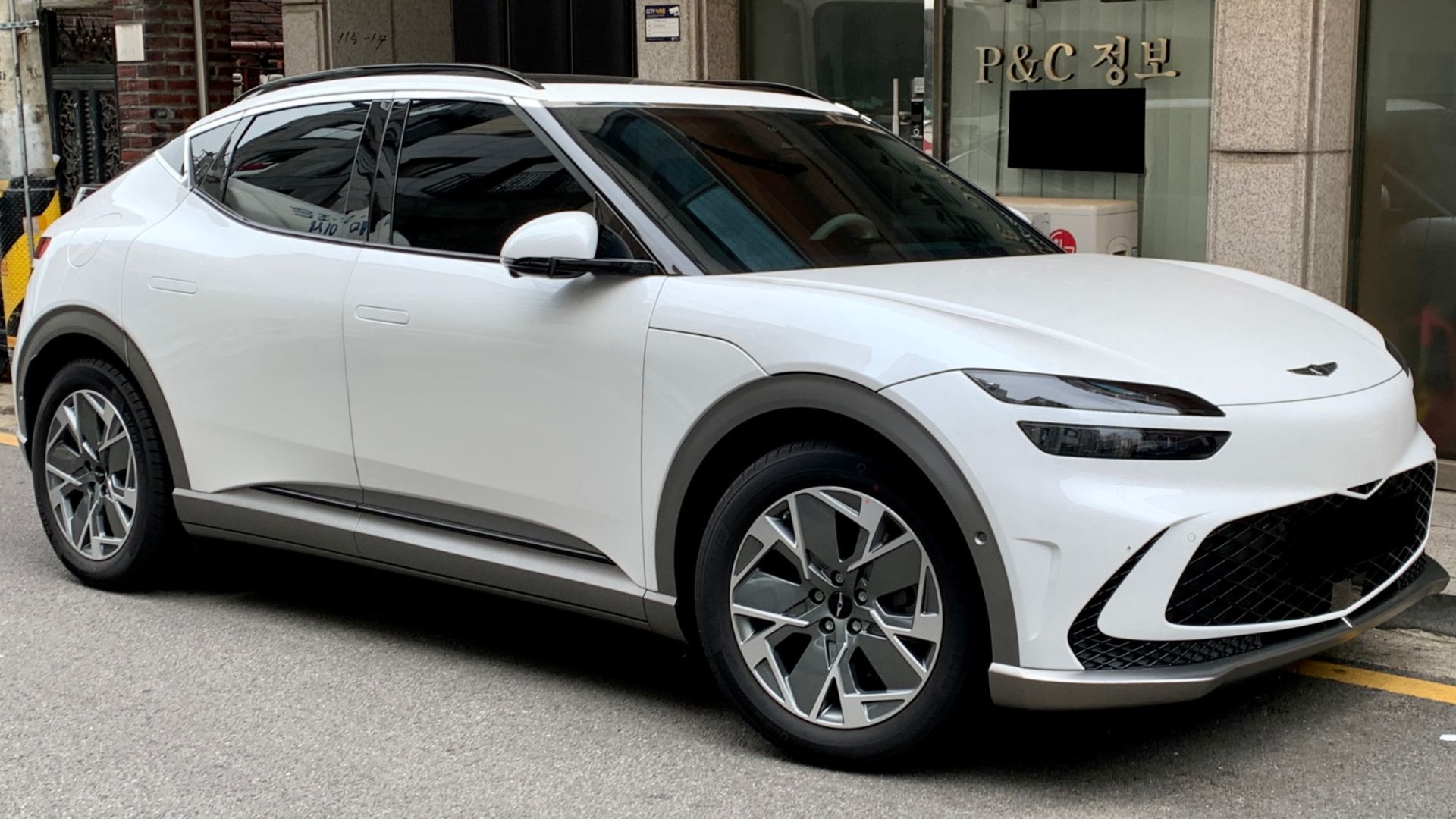 File:00 Genesis GV60 0.jpg