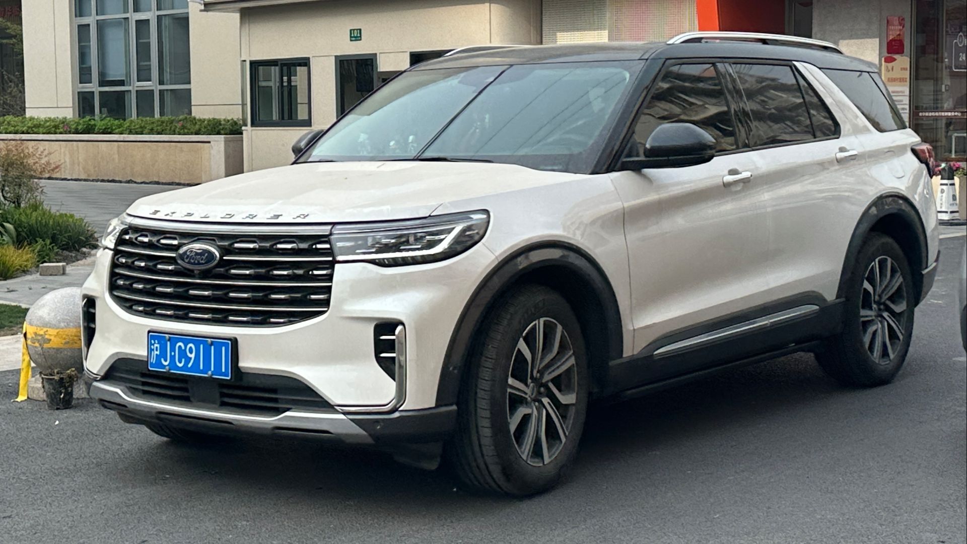 File:Ford Explorer VI facelift 001.jpg